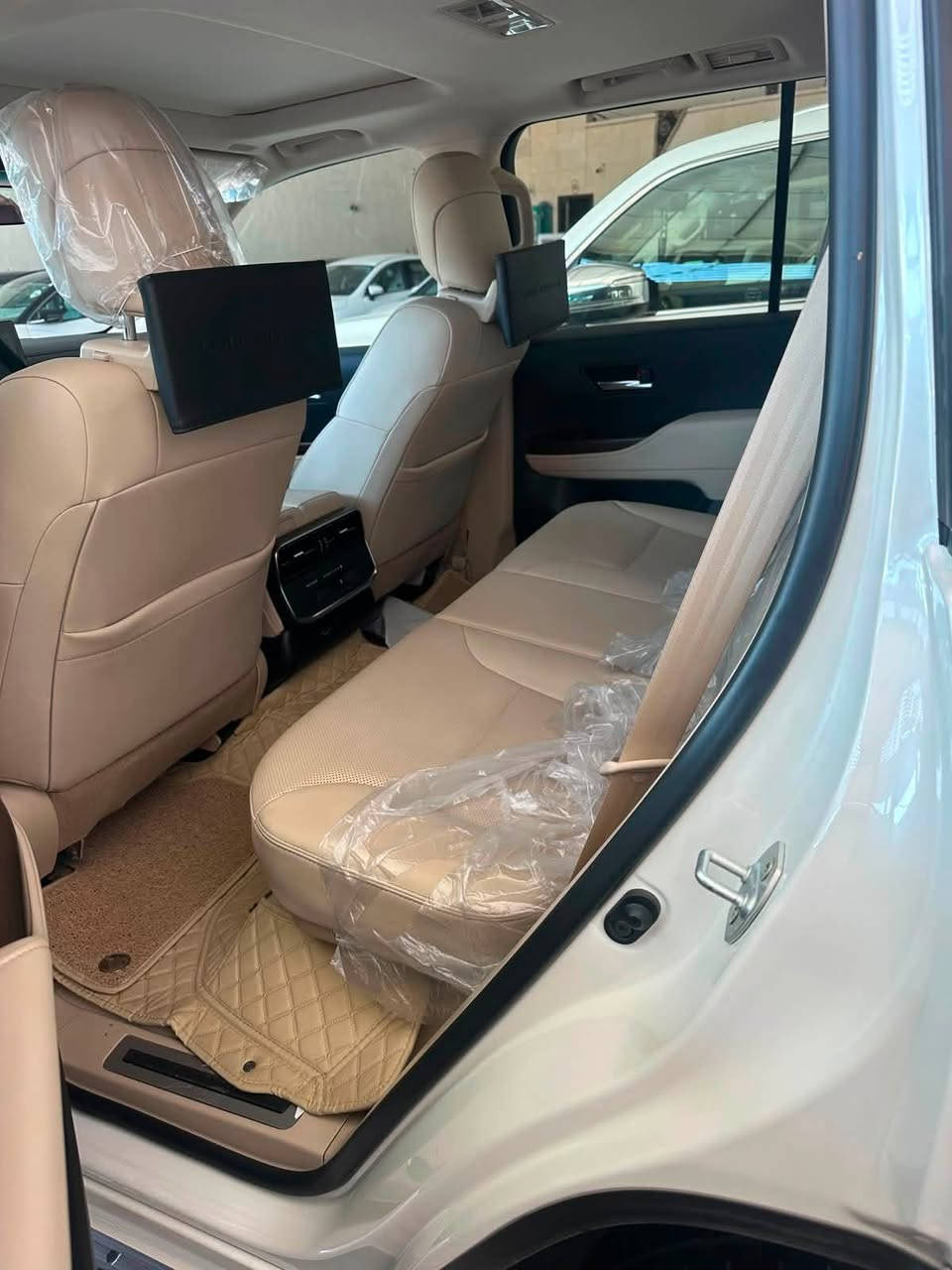السلام عليكم
لاندكروزر 2025 GX.R  SAS 
سعة المحرك 4000c V6
السياره في حالة الشركه زيرو 
الممشى 7000 KM 
ضمان شركة 100,000 KM

المواصفات
تدفئه و تبريد في المقاعد 
فتحة سقف 
تشغيل عن بعد 
كروس سرعه 
7 مقاعد جلد  
3 شاشه داخل السياره 
ثلاجه 
تبريد 3 قطع 

رقم السياره بغداد بأسمي تحويل مباشر 

للاستفسار : 
***********
