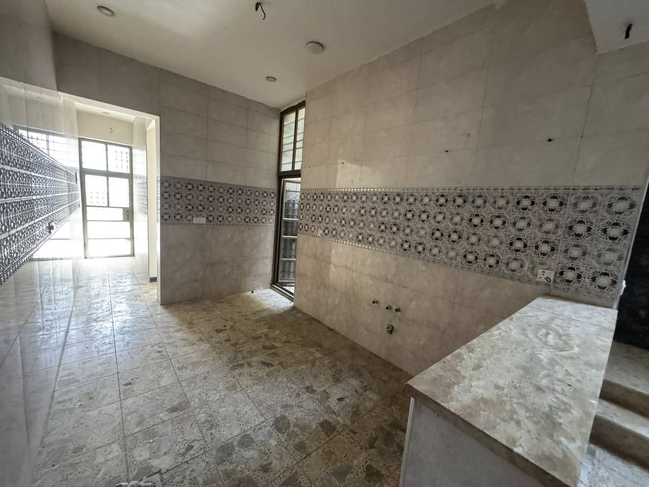 السلام عليكم 

دار 100 متر للبيع مدخلين البيت
 السعر مناسب جدا جدا 

‏حي الجهاد  (ديوان المخابرات خلف شارع 60)

بناء حديث 2021

‏يحتوي على صالة وداخل ومطبخ وخدمات  عدد2 

‏غرفين نوم  🛌 

‏للاستفسار الاتصال أو واتساب على  

‏***********
