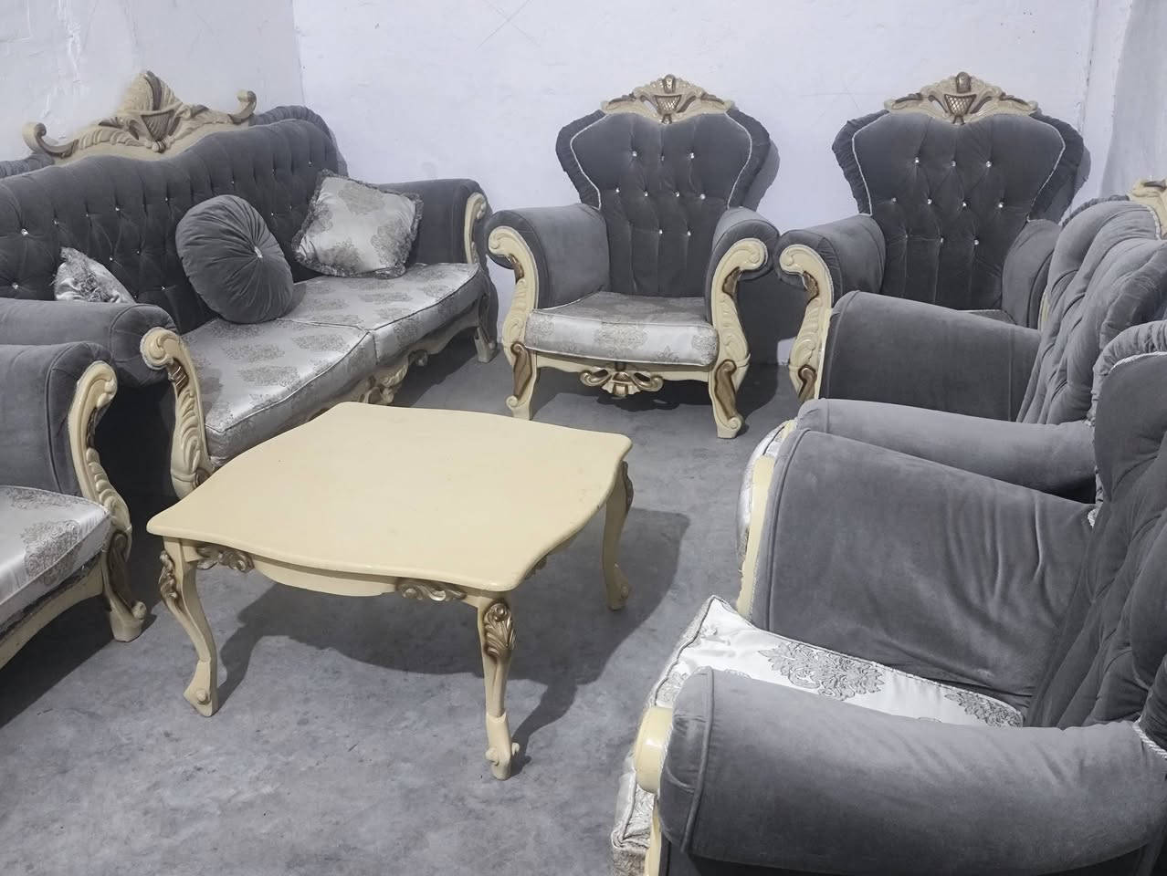 ديوان ملكي للبيع 6 قطع سعر قفل 225 الشراي يتصل ***********

