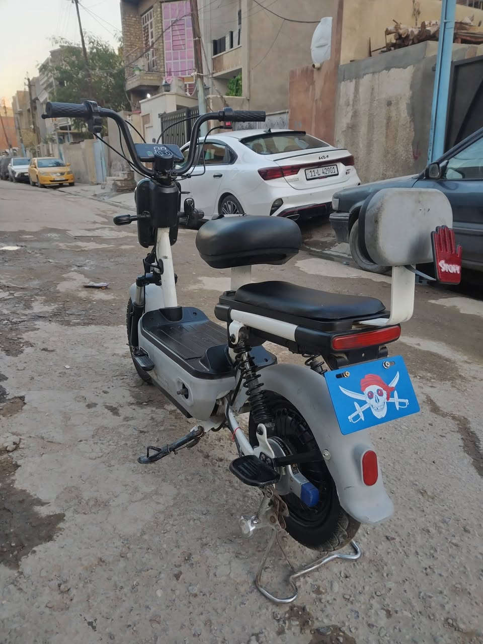 السلام عليكم دراجه شحن حجم ١٤ تجي ٤ بطاريات دراجه نضيفه وكامله مابيه اي نقص تجي وياه شاحنه وبصمه وسويج و ام بي ثري عالي 
السعر ٢٠٠ الف 
العنوان بغداد الامين الثانيه 
رقم الهاتف ***********
