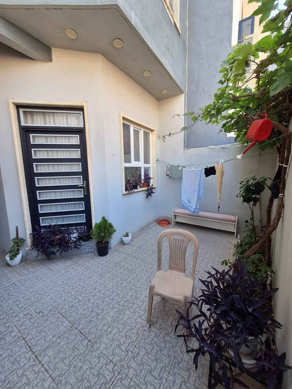 دار للبيع    /مساحة 130 متر واجهه 6.5
مزارع حديد بالبدايه 
طابقين درج داخلي درج خارجي 
طابق الاول غرفة نوم هول استقبال مطبخ صحيات 
طابق الثاني 
غرفتين نوم مطبخ هول صحيات 
اتجاة شروق تام 
سند بستان ملك صرف
قريب جداً من شارع 30 مدخل كندي 
مقابل توزيع A
الاستفسار اكثر يرجوا مراسله الصفحه او الاتصال على الارقام التالية 
***********
***********
