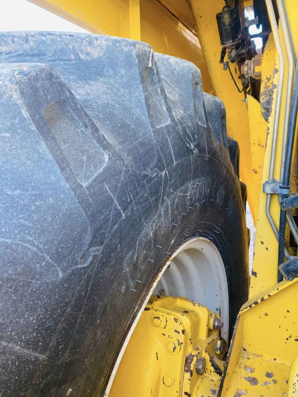 من بعد السلام زوج تاير حجم 30للبيع جدد الاستفسار الأتصال على الرقم ***********
