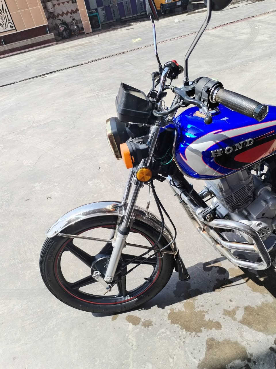اسلام عليكم دراجه هوندا دراجه نظيفة مكينه ما مفتوحه وين ما أتريد افحص تاير اليوم بيها تخم تاير اليوم شديت الخلفي جديد أوراق اصولي مو اسكنر مكاني الديوانية رقم تلفون *********** السعر ب٨٥٠ وبيها مجال مكاني الديوانية وكيلها بالحله
