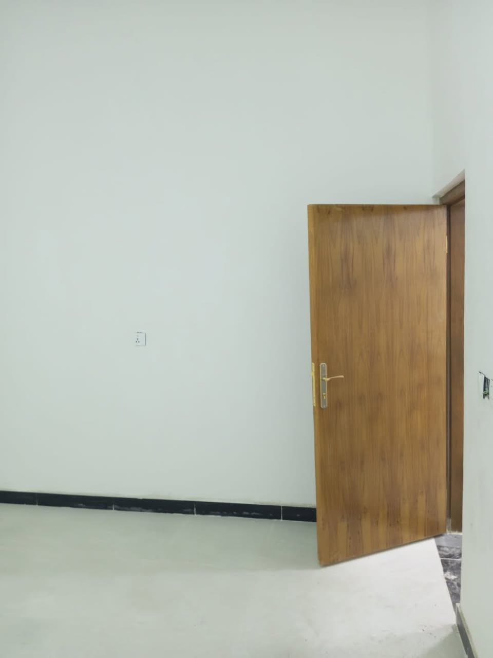 شقة لللبيع في الاكوات الثالثة شارع البزل   ب650 وبيها مج ال لل استفسار ***********
