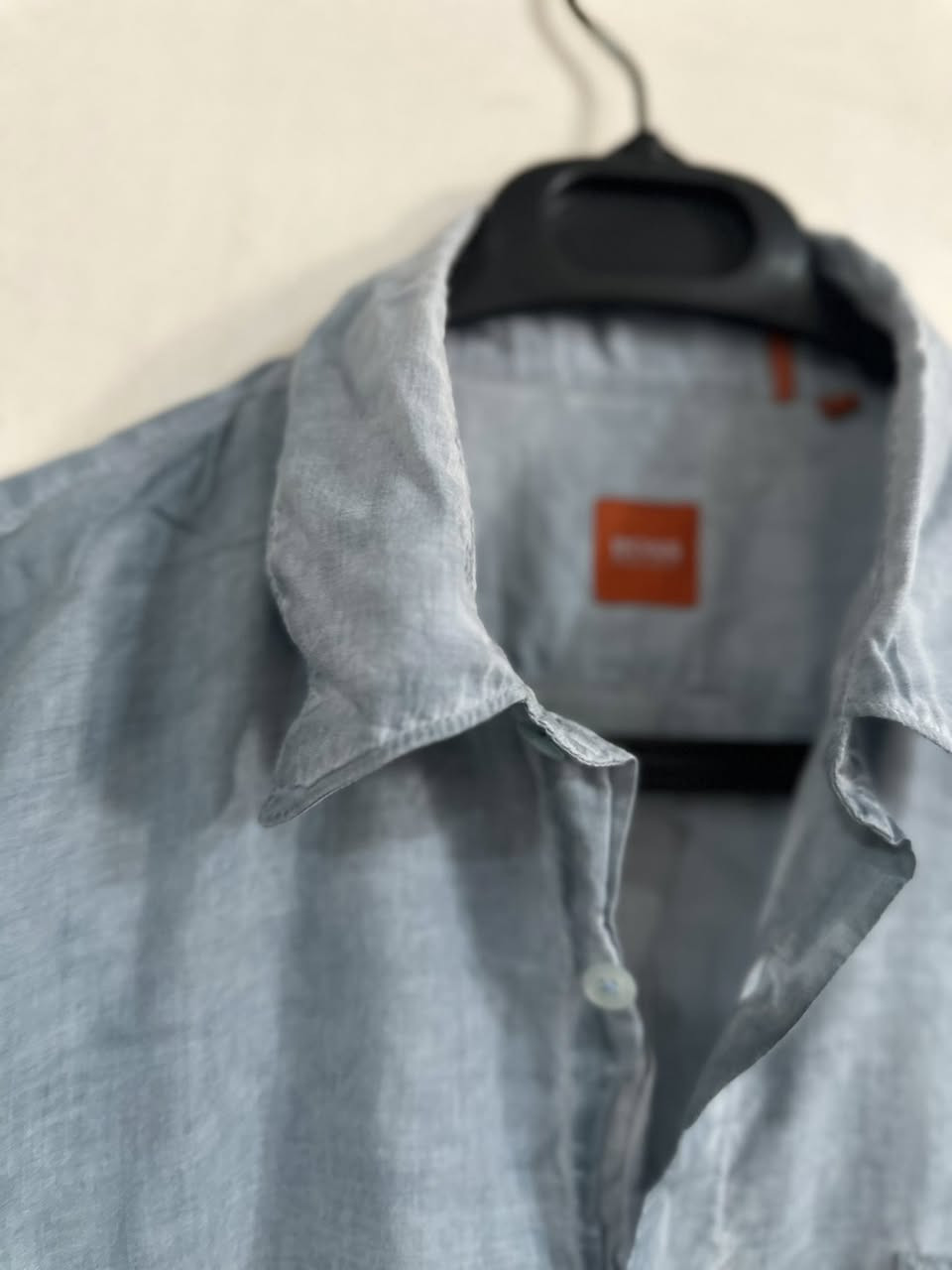 Hugo Boss
قميص أنيق بجودة عالية، مناسب للّبس اليومي والمناسبات الخفيفة.
يتميّز بلونه السمائي الهادئ الذي يعطي إطلالة راقية وعصرية.

📌 المواصفات:
• القياس: M
• اللون: تركوازي 
• الخامة: بهاري ناعمة ومريحة
• النظافة: 100% (بحالة ممتازة)

💰 السعر: 10 فقط

خيار ممتاز لمن يبحث عن الأناقة بسعر مناسب 🌟


**إذا كنت صاحب هذا الإعلان وتريد حذفه لأي سبب، رجاءا أرسل رسالة إلى الدعم الفني**