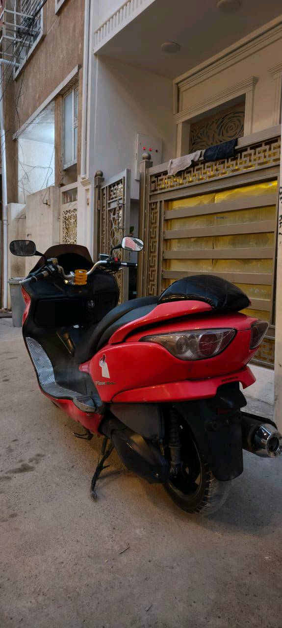 دراجة نارية رياضية بلون أحمر مميز للبيع بحالة جيدة. مثالية للتنقل السريع والقيادة داخل المدينة. مزودة بأنوار أمامية قوية وتصميم ديناميكي جذاب. لا تترددوا في التواصل لمزيد من المعلومات أو لتحديد موعد لمشاهدة الدراجة.