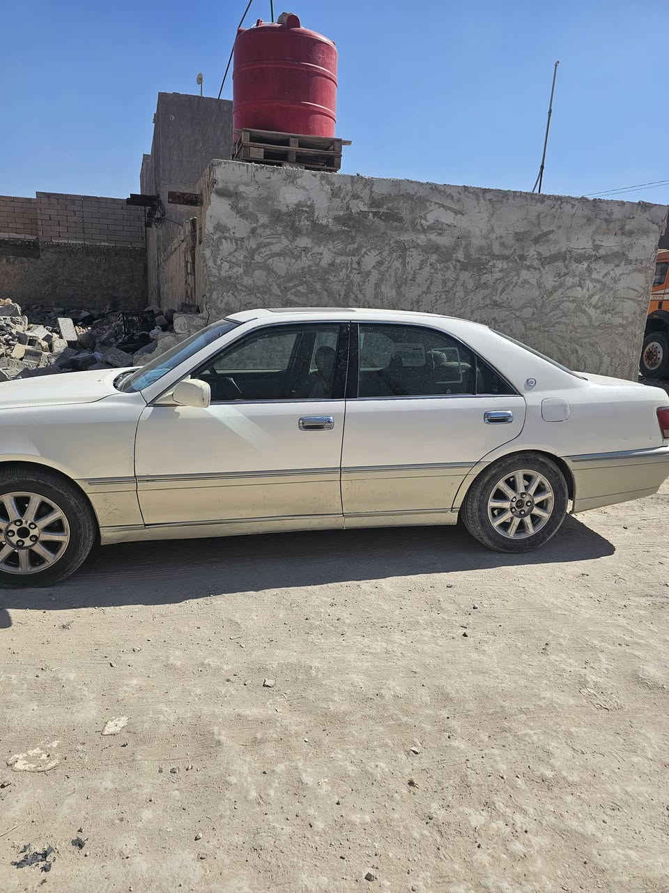 السيارة ملكه اربع دكم شاصي 75 مكينه c9 مفحوصة السيارة ومدفوع كمركه باسمنا السيارة... السياره كرستال بيه دحجات بسيطه مكفوله من الضربه والكص***********
