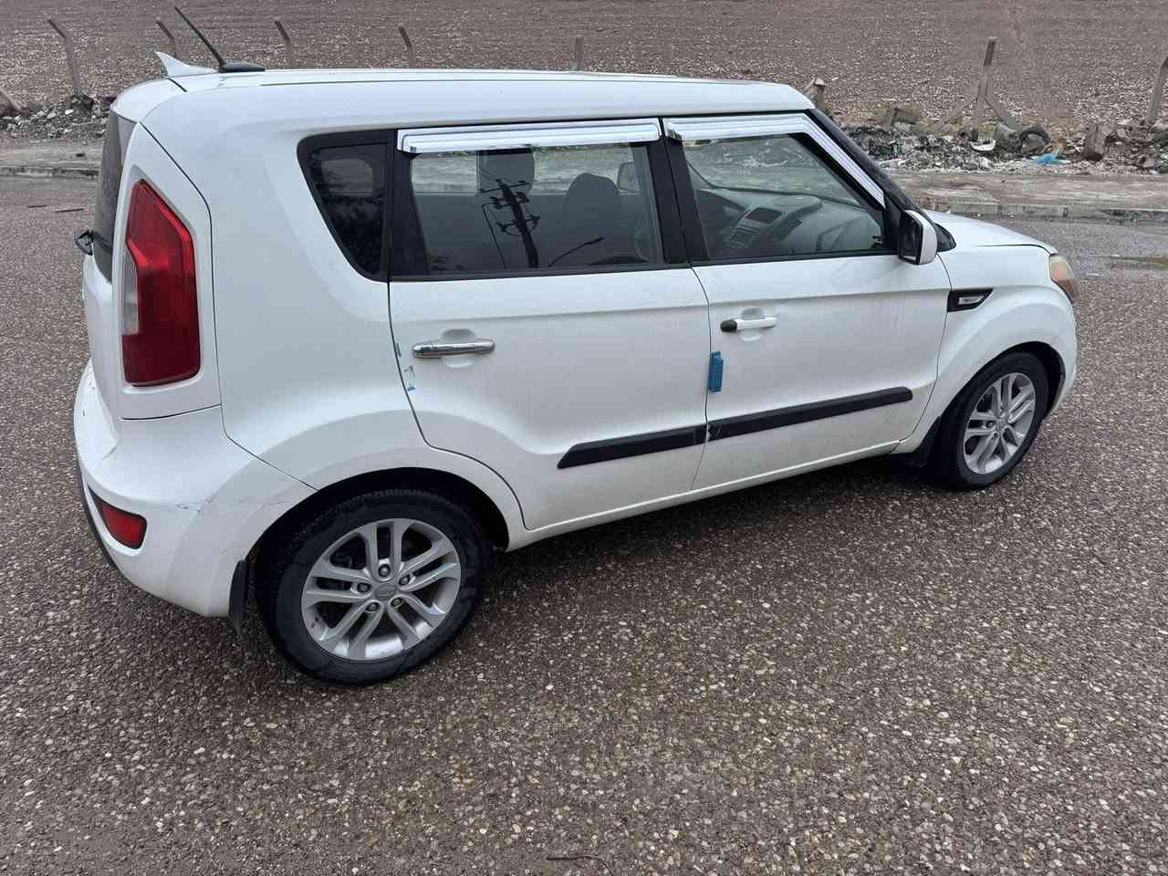 السلام عليكم 
KIA. كيا صول 2012
اللون : ابيط 
سعة المحرك : 1600 

سنويه جديد
مشروع وطني جديد 
دفتر بانزين بي 
كير محرك شرط لا صرف ولا بخار صدر امامي خلفي كله جديد
تخم تايرات جديد
سياره بي صبغ ثلاث قطع بدون دواخل
سعر ( 80 $ ) بي مجال بسيط 
رقم سياره //كركوك

رقم هاتف ☎️ ***********
