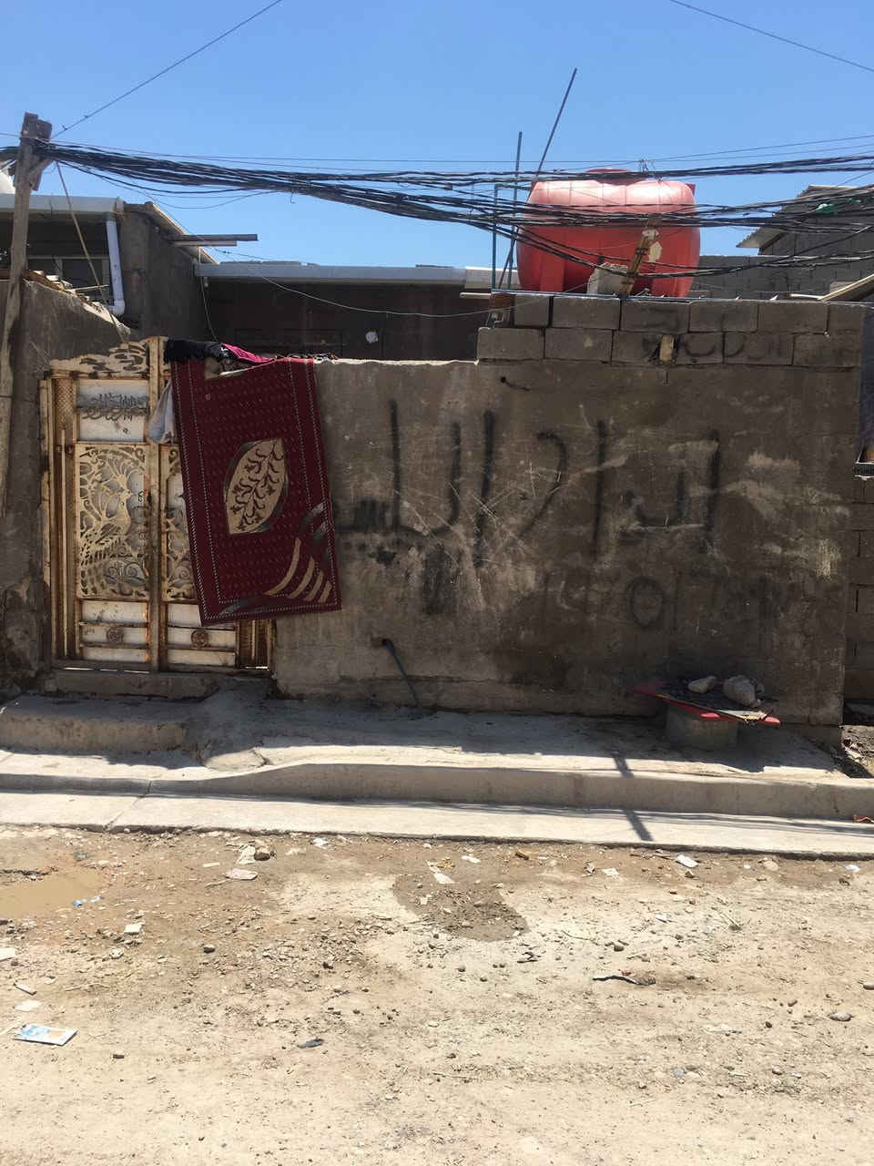 سلام عليكم بيت ام الكبر ستين متر كهرباء مي مجاري تبليط بيت مرتب وحلو يبعد عن شارع لعام ست افرع سعر خمسه وتلاثين وبي مجال***********
