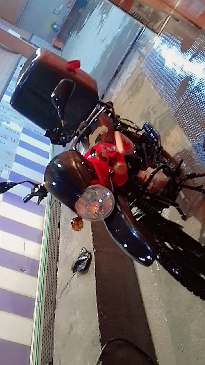 دراجه بوكسر للبيع دراجه جاهزه عل اخر حبايه تخم تاير نضيفه وحلوه رقم وسنويه الرقم باقي عل تثبيت كملت معاملته وصار عندي ضرف ومارحت دراجه حلوه وجاهزه ونضيفه مكينته بدايت خيط بيه موديله 23 ماشتغله دلفري ابد شلع رايده مليون و400 وبيه مجال وهذا رقمي ***********
