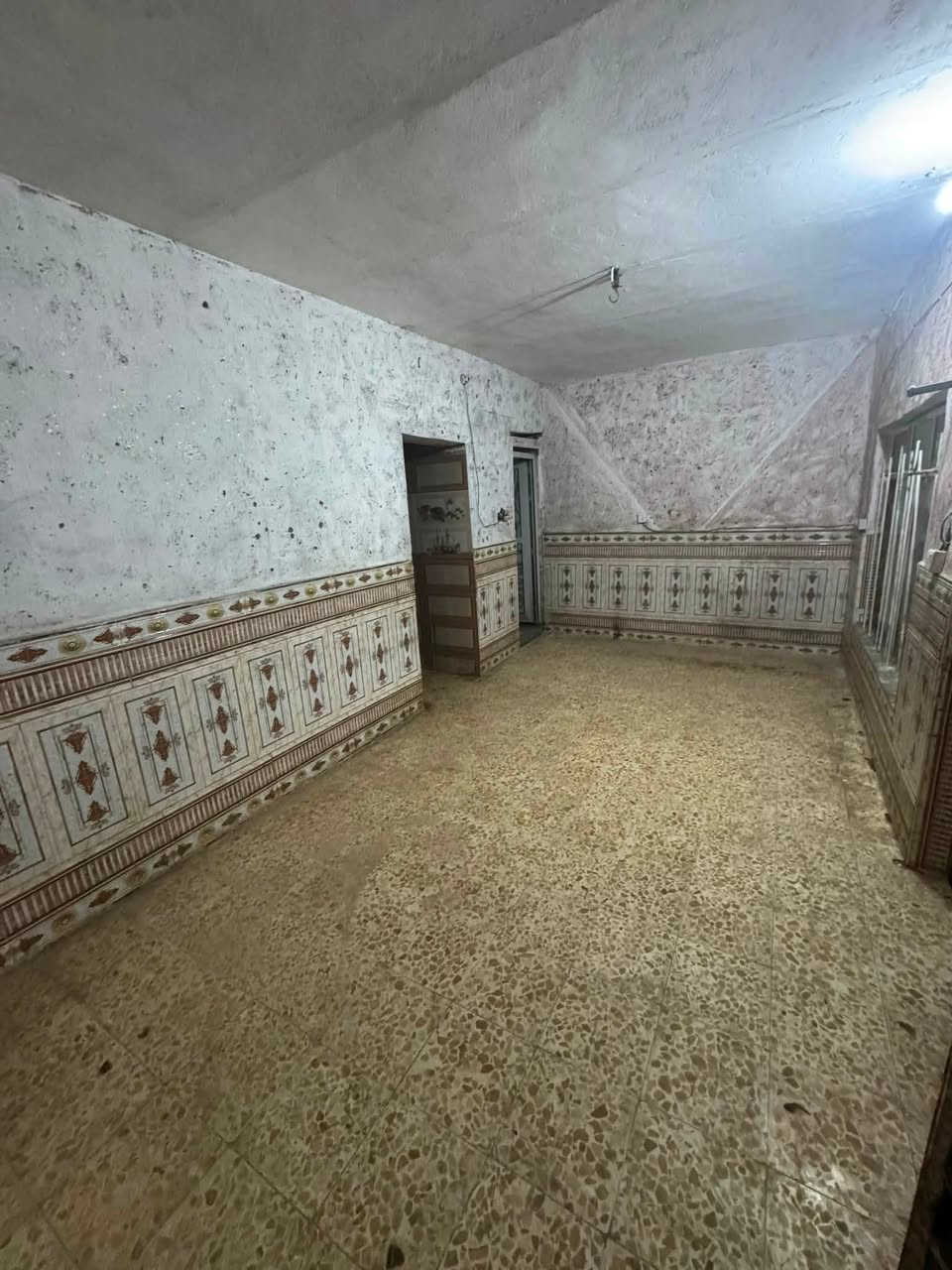 سلام عليكم يوجد المساحه ١٢٠ م حي الوحده بدور زراعي يعني لبيت زراعي بيت نضيف بي غرفه وصاله ومطبخ وصحيات وستقبال وساحه جبيره مكفول عشاريا فقط لبيع قرب بيت معارج البهادل اي ستفسار لاتصال ***********@سعره ٢٥ مليون وبي مجال @
