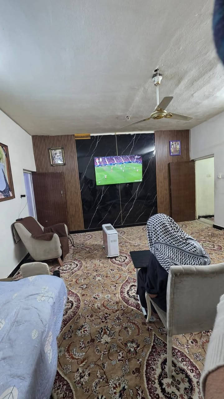 السلام عليكم.......
الدار للبيع 
المساحة 360م..... طابو صرف 
البيت يحتوي على 5غرف نوم واستقبال 
وهول ومطبخ وصاله وحمامات عدد 4 
وصطحين 
العنوان بغداد /العبيدي /قرب مدرسة سلسبيل 
الاستفسار /***********
