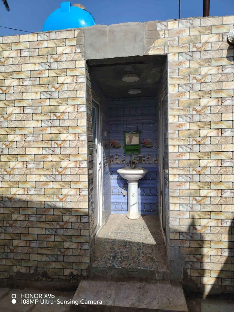 دار للبيع المكان خيري قرب سيطره النسيج زراعي مساحه الدار ٢٢٥ تحتوي على ثلاث غرف نوم مع مطبخ وصاله وتحتوي على براني مع مجمع صحيات خارجي مع حديقه صغيره مع كراج سياره علما ان المنطقه تم تاهيلها بشبكه ماء ومجاري جديده وسوف يتم تاهيلها بشبكه كهرباء وتبليط قريبا الدار مبني من الطابوق للاستفسار الاتصال بالرقم ***********
