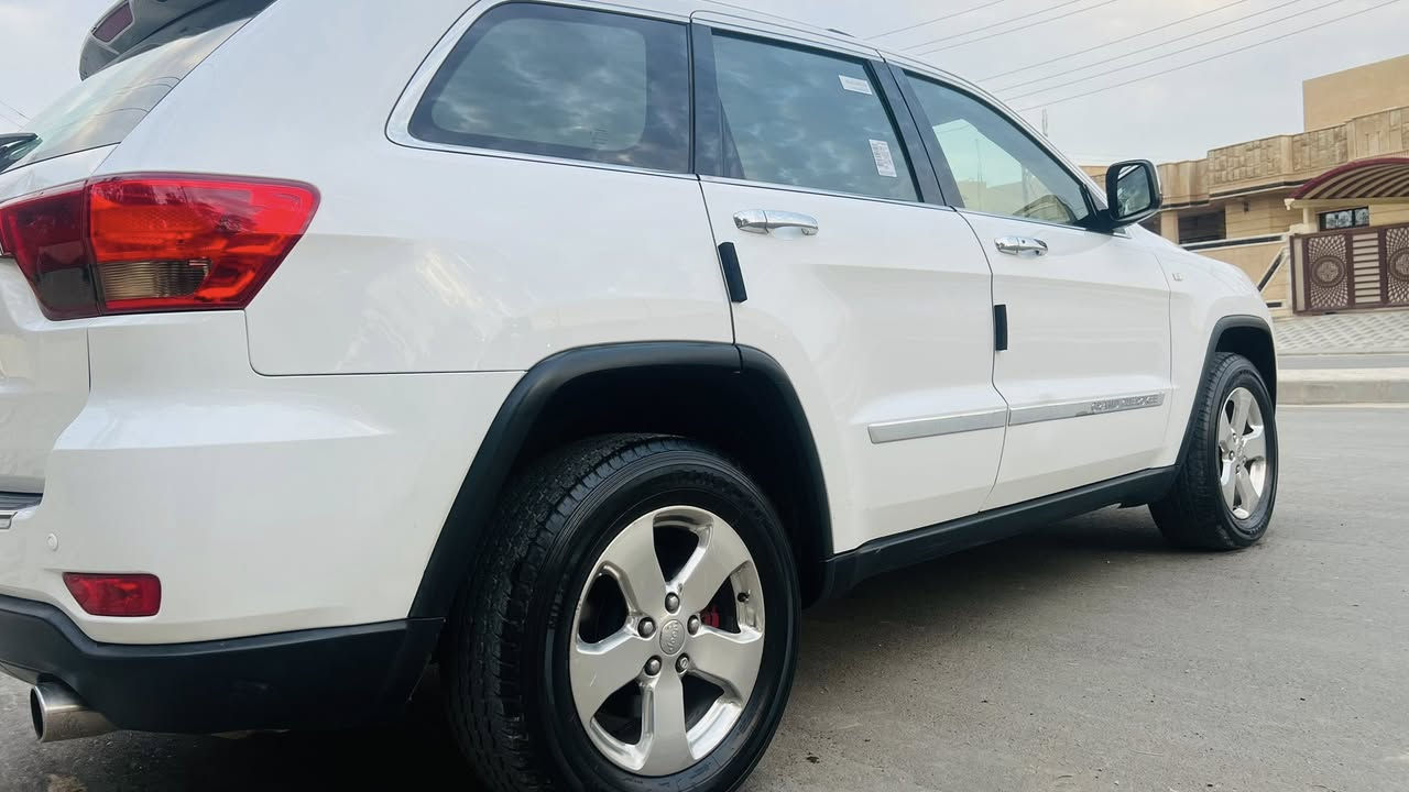 بسم الله
جيب خليجي موديل 2013 اللون ابيض ثلجي
المواصفات فول
كشن جلد 
كشن السايق والسكن كهرباء
بصمه
فتحه
حساسات
قطعتين تبريد
نضام قيادة موس
‏4x4
شاشه وكامره 
منضومة زنون 
سياره مكفوله فقط بيه تكحيل صغير ملاحضات
وموجود السونار بلصور
ماشيه 92 ميل
محرك كير صدر تايرات جديد مابيه سياره نقص كلشي
رقم سليمانيه وهزه وسنويه كله جديد
مكان السياره صلاح الدين تكريت
***********
