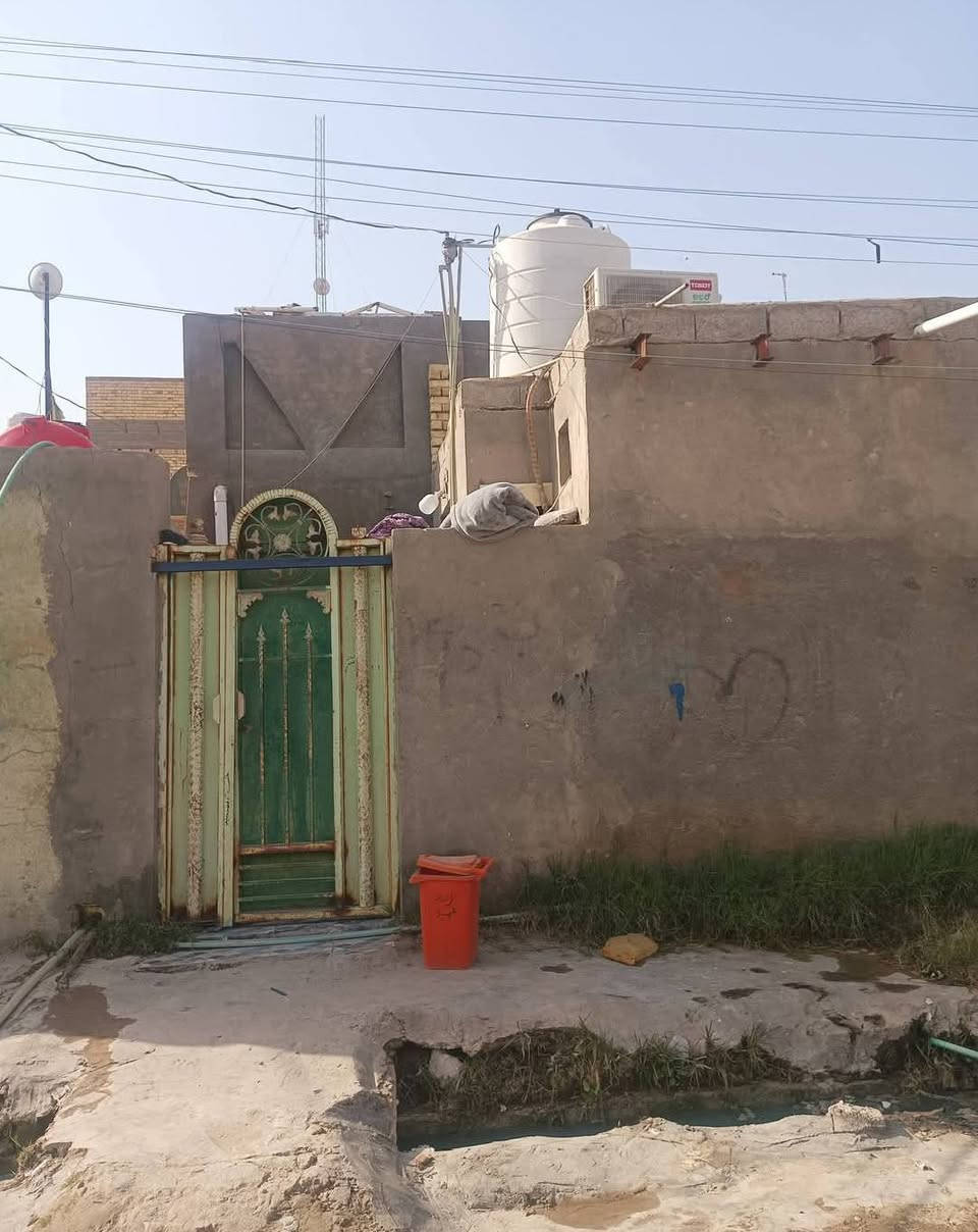 بيت لبيع مساحه 100متر العنوان تقاطع الملعب خلف نبهاني البيت يحتوي على تلث غرف صاله منور ترك السعر وتواصل علرقم ***********
