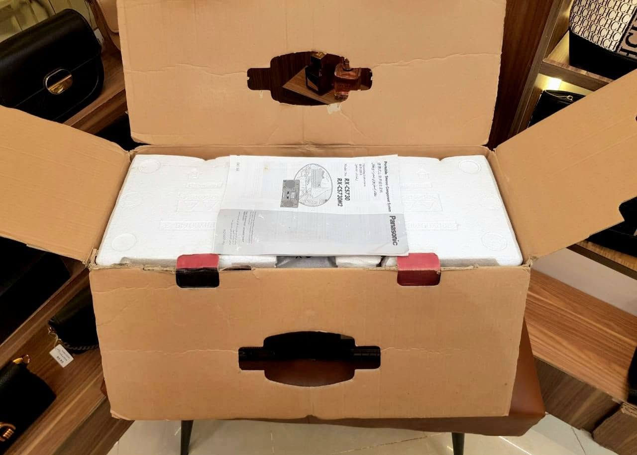 📼✨ قطعة من الزمن الجميل... باناسونيك الأصلي بالكرتونة ✨📼
في حاجات بتشتريها علشان تستخدمها، وحاجات بتقتنيها علشان قيمتها وذكرياتها...

معروض للبيع جهاز Panasonic RX-CS730M2 الأصلي، من أجهزة البوم بوكس المميزة من باناسونيك، ومعاه الكرتونة الأصلية، وده بقى نادر تلاقيه بالشكل ده دلوقتي.

📷 الصور المرفقة للجهاز نفسه بالكرتونة الأصلية.

📌 المواصفات:
🔸 الموديل: Panasonic RX-CS730M2
🔸 صناعة إندونيسي أصلية بتكنولوجيا باناسونيك اليابانية.
🔸 سماعات منفصلة يمكن توزيعها بحرية للحصول على أفضل تجربة صوت.
🔸 صوت قوي ونقي مع نظام XBS الشهير لتعزيز البيز.
🔸 راديو متعدد الموجات:
FM / MW / SW1 / SW2
🔸 كاسيت تشغيل وتسجيل.
🔸 ميكروفون داخلي للتسجيل.
🔸 خاصية الإيقاف التلقائي لحماية أشرطة الكاسيت.
🔸 يعمل بالكهرباء مباشرة أو بالبطاريات الكبيرة.
🔸 الجهاز متخزن بعناية ومحافظ على شكله الأصلي.

✨ مناسب لهواة اقتناء أجهزة الزمن الجميل، أو كقطعة ديكور مميزة للمكتب أو المنزل أو الكافيهات ذات الطابع الكلاسيكي.

اللي يعرف قيمة الأجهزة دي هيعرف قد إيه صعب تلاقي قطعة بالحالة دي بالكرتونة الأصلية
 
📞 للاستفسار والسعر
 تواصل او واتس   :    01220822001


**إذا كنت صاحب هذا الإعلان وتريد حذفه لأي سبب، رجاءا أرسل رسالة إلى الدعم الفني**