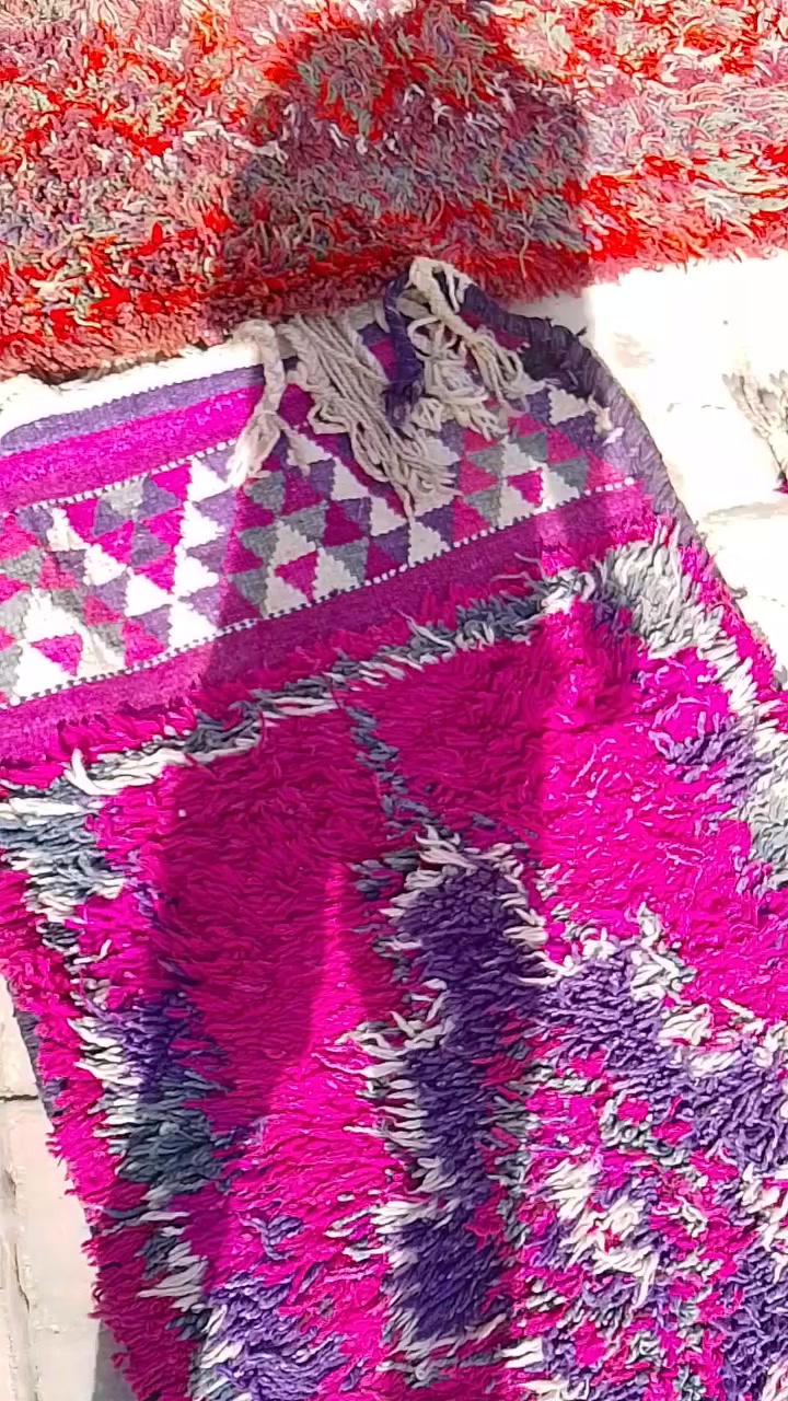 سلام عليكم مكلف بالنـشر سجاجيد عددهن 5 للبيع نضيفات جداً ما مفروشات ابد .. بيهن 3 نفس الطول وثنين طولهن 5 .. سجادات بل واقع أنضف وأحلا من التصوير .. ناصريه مركز قرب محطه القطار ***********0 يوجد توصيل السعر مااعرفه قيم واخذ بما يرضي الله ورسوله
