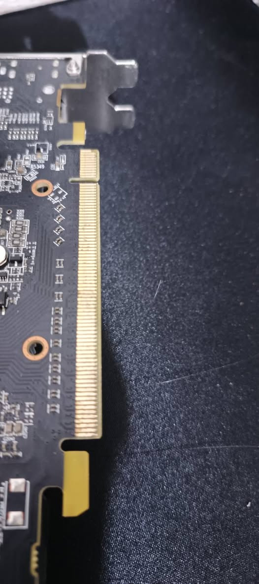 السلام عليكم كارت rx580 نظيف جدا و حرارة 63 و فريمات 60-65 على furmark بدقة 1080 الكارت صار بيه عطل بسيط بدوائر الطاقة أو الvram رايده ب70 و بي مجال للشراي توصيل ما عندي و بدون كارتون لان أخذته مع تجميعة جاهزة و كاملة أو مراوس ب gtx 1060 و انطي فرق


**إذا كنت صاحب هذا الإعلان وتريد حذفه لأي سبب، رجاءا أرسل رسالة إلى الدعم الفني**