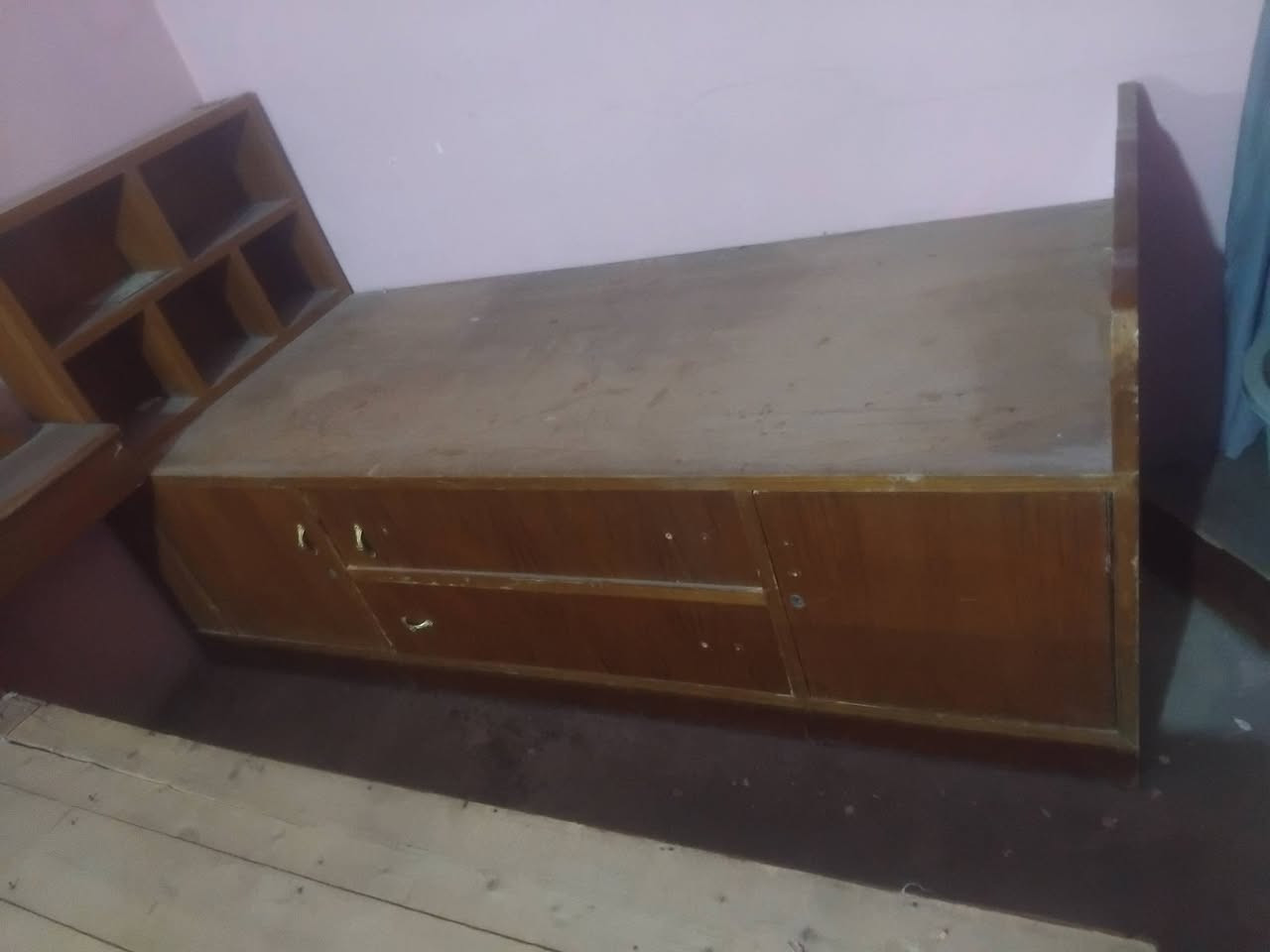 سلام عليكم جربايه نفرين وكومديات  وزاويه  وجربايه نفرين هيه بوفيه وهيه جربايه ام مكتبه.  انجاره سعر كلهن  ١٠٠ الف. تليفون ***********
