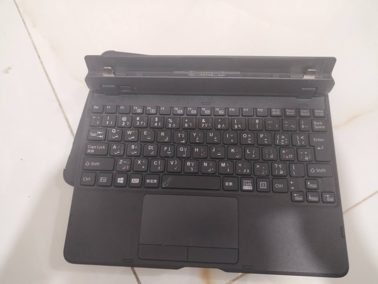 السلام عليكم.. متوفر تابلت (Fujitsu ARROWS Tab Q5010) ياباني أصلي بحالة ممتازة ونظيف جداً. الجهاز ممتاز للدراسة، التصفح، اليوتيوب، والأعمال المكتبية الخفيفة.
​المواصفات الكاملة:
​الشاشة: 10.1 بوصة بدقة عالية (WUXGA).
​المعالج: إنتل (Intel) اقتصادي وموفر للطاقة.
​الذاكرة العشوائية (RAM): 4 جيجابايت.
​التخزين: 64 جيجابايت (ويدعم إضافة ميموري خارجي MicroSD).
​النظام: ويندوز 10 الأصلي (Windows 10).
​المميزات: يحتوي على كاميرا خلفية وأمامية، يدعم الواي فاي والبلوتوث، ومنفذ Type-C.
​ صنع في اليابان  ولمس هوه لابتوب وهوه ايباد سعره 80 الف قفله توصيل اكو ***********
