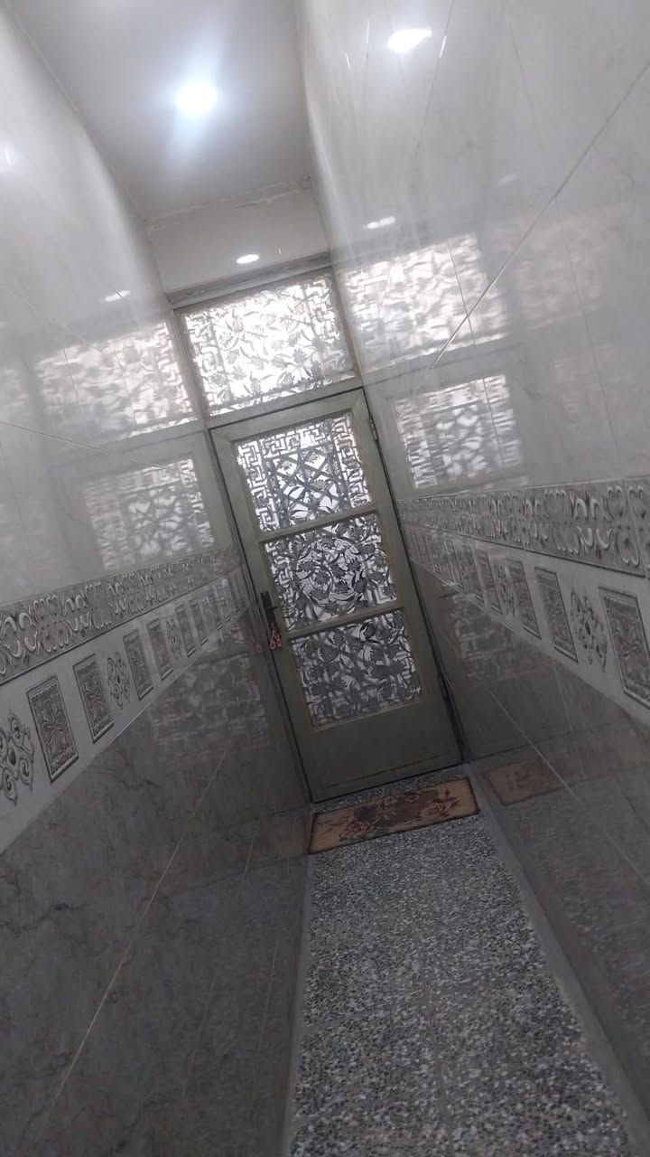 منزل حديث للبيع في حي تونس
​المساحة: 50 متر مربع.
العنوان: بغداد - حي تونس.
نوع العقار: زراعي (سند 25).
​تفاصيل الإعلان:
​للراغبين بالسكن المريح أو الاستثمار الناجح، يتوفر منزل بمساحة 50 متر مربع في منطقة حي تونس، يتميز ببناء حديث وتصميم يستغل المساحات بشكل ذكي.
​السند: زراعي سند 25 (إقرار محكمة).
​الحالة: جاهز للسكن الفوري.
​الموقع: حي تونس، منطقة هادئة وقريبة من مراكز الخدمات والأسواق.
​للتواصل والاستفسار:
​للمزيد من المعلومات أو لتحديد موعد لمعاينة البيت، يرجى الاتصال على الرقم التالي:
***********
