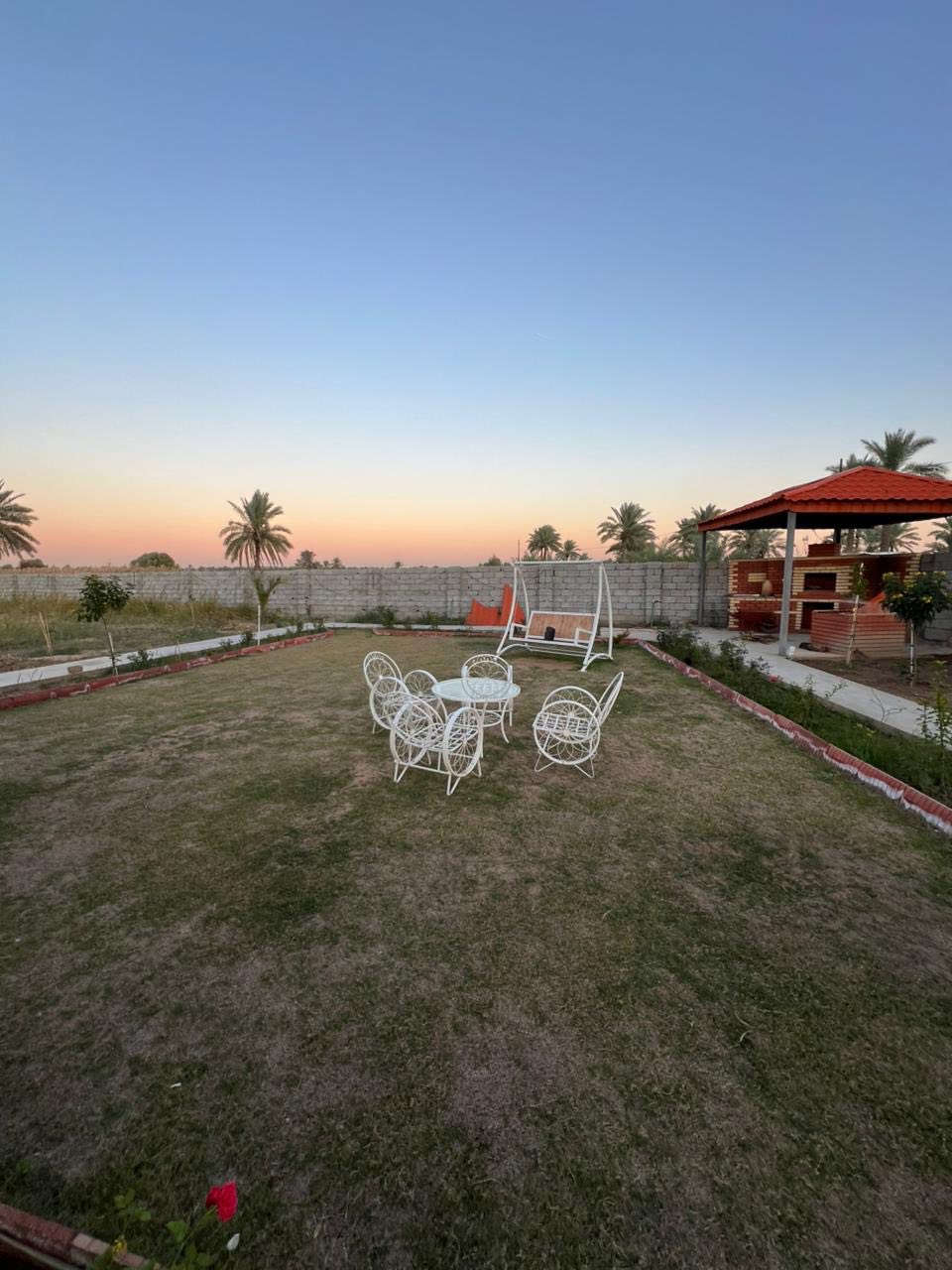 مزرعة للبيع بغداد الدوره عرب جبور مساحه نص دونم ركن واجه 30 ونزال 40متر تحتوي على دار يحتوي على غرفة نوم واستقبال وصاله ومطبخ وصحيات بناء حديث وتحتوي على كراج وحديقه اماميه وخلفيه وباربكيو  مسيج سياج بلوك خدمات متوفره ماء وكهرباء تصلح مزرعه خاصه او مزرعة ايجاره  طابو زراعي سند 25  متوفر عروض بكافة مساحات استفسار اتصال او واتساب ***********
