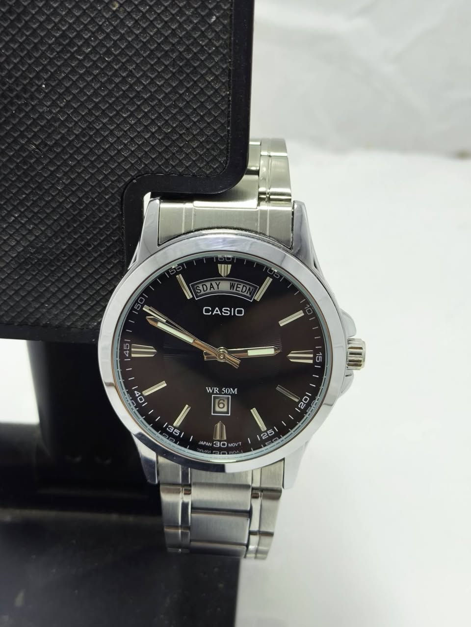هذه ساعة Casio MTP-1381D-1AV رجالية.. هاي موصفاتها طلعت ما اعرف اصلي عادي على اول تم 30 الف وبالعافية

تأتي الساعة بحركة كوارتز يابانية دقيقة مع عرض لليوم والتاريخ.الهيكل والسوار مصنوعان من الستانلس ستيل المتين مع مشبك ثلاثي الطيات.تتميز بمقاومة للماء حتى عمق 50 متراً (5 بار)، مما يجعلها مناسبة للاستخدام اليومي
.مقاومة الماء: حتى عمق 50 مترًا (5 بار)، مما يجعلها مناسبة للاستخدام اليومي مثل الوضوء ورذاذ المطر.
عمر البطارية: يصل إلى 3 سنوات تقريبًا (نوع البطارية: SR920SW)
.الدقة: دقة الوقت ±20 ثانية في الشهر.نوع الحركة: كوارتز (Quartz) ياباني دقيق


**إذا كنت صاحب هذا الإعلان وتريد حذفه لأي سبب، رجاءا أرسل رسالة إلى الدعم الفني**