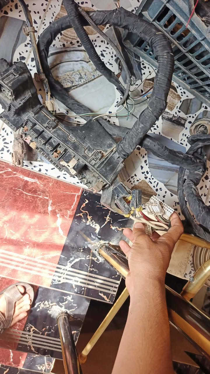 سلام عليكم عندي ضفيره مال جيلي موبل مال تفصيخ جديده كله عل بلاد وعندي جاملغات ثنين اماميه يسره ويمنه لون اصفر بلاد اصليه مو تجاريات مكاني بغداد سبع البور اريدهن كلهن شلع 200 هاذ رقم تليفوني ***********
