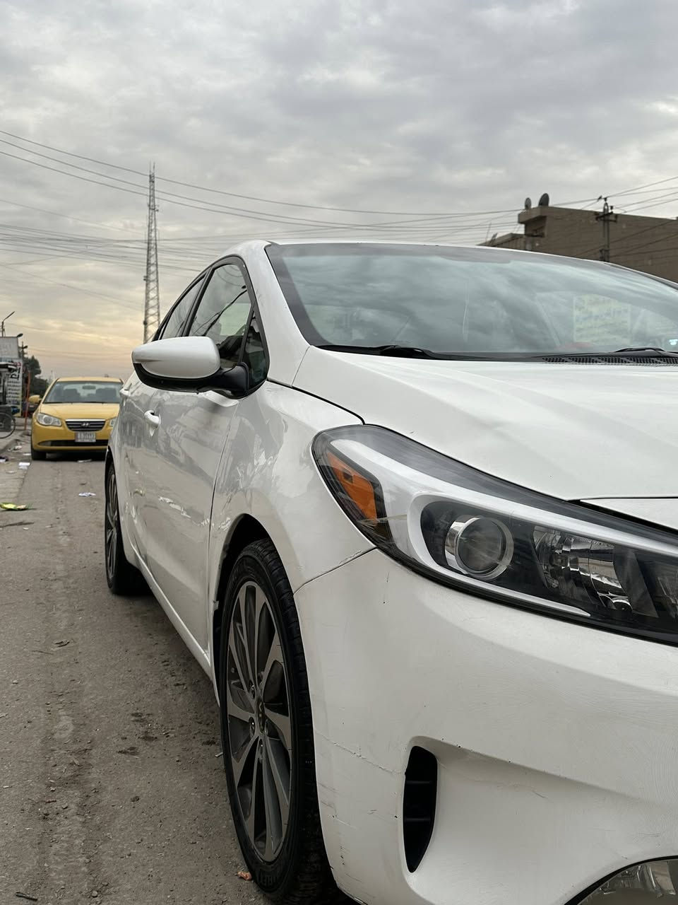 سلام عليكم
فورتي ٢٠١٧ وارد امريكي 
محرك ٢٠٠٠ دوش كفالة شرط لفحص
كير كفالة 
ماشية ٧٧ ميل 
حادثها موجود بالصور وسونار هم 
السيارة بدون دواخل مابيها اي ضربة 
فقط صبغ وموضح بالسونار ، 
السعر (١١٨) وبيها مجال 
مكانها بغداد حي اور الشعب 
***********
