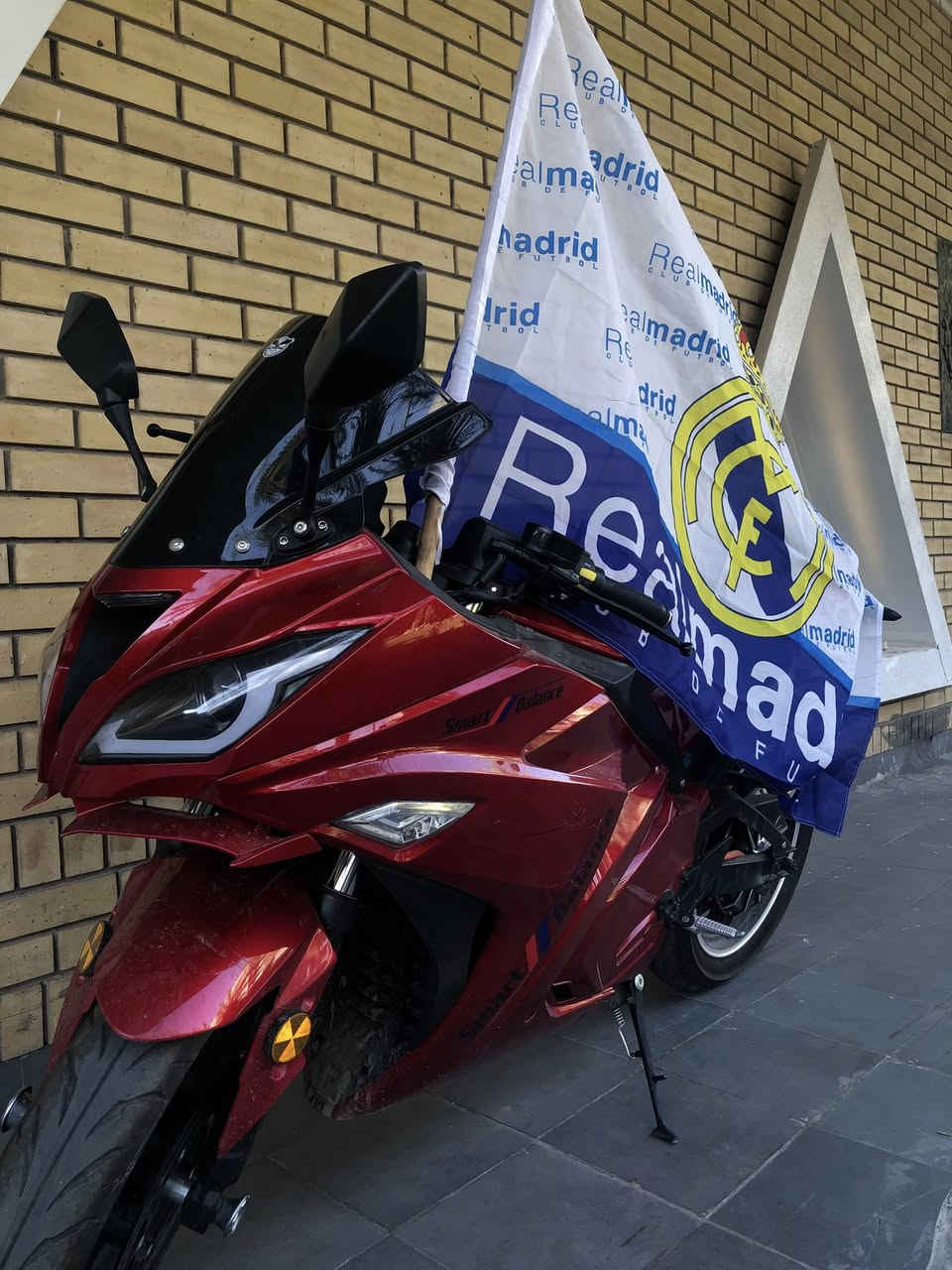 سلام عليكم بطحة شحن بطارية (ليثيوم ليثيوم ليثيوم) دبل بصمة تشغيل عن بعد استخدام شهر ونص ماشية قليل 40 امبير سرعة 120 وية الوزن 100 مثل متشوفون جامتها مكسورة و تك مراية و بيها شخوط بسيطة مثل ما موضحة لد نهاري زنون وياها خوذة بنفس اللون الدراجة مابيها اي شي ثاني و موديل 2025 مكاني بغداد جديدة قرب معجنات الدرويش ***********
