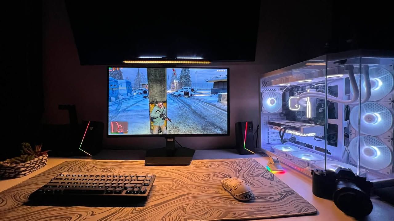 مراجعة  Samsung Monitor Oled 2K
بالبداية: شاشة من سامسونك نزلت حديثة 2025 تعتبر جيل 4 وفيها حماية من احتراق بكسلات.-السعر: 700 الف، سعر مناسب بالنسبة للاولد ومتوسط للي ماعنده امكانية شاشة اولد اغلى من مليون وربع.
-الهرتزية: 180hz، بالنسبة لي هذا احتياجي الشخصي.
-الاستجابة : 0.03ms مهم جدًا ويفرق وياك.
-الالوان: غنية ومشبعة وجميلة ترتاح لها عينك.
-السطوع: مناسب وممتاز مع تفعيل HDR مؤقتًا اثناء اللعب ( انا اضع السطوع 30-40 اثناء اللعب وباقي الوقت 25 واطفي HDR ).
-العناية: تحتاج اهتمام يومي دوري بسبب الغبار وجو العراق تعرفوا تراب لذلك لازم تنظيف وصلة مايكرو فايبر.
الخلاصة: اني من 2006 بالالعاب و2010 بالـPc وان الانتقال للـOled تجربة جديدة وصحيحة ومتعة اخرى تختلف عن كل السنين الي لعبت بيها بشاشات ips-va .
السلبية: عدم الاعتناء بالستاند وظهر الشاشة وهدفه هو تقليل السعر ( غير مهم بالنسبة لي لان راح احولها لستاند شاشة يختلف ) + لازم قلبك وي الشاشة تعتني بيها نظافة ما تأذيها.


**إذا كنت صاحب هذا الإعلان وتريد حذفه لأي سبب، رجاءا أرسل رسالة إلى الدعم الفني**