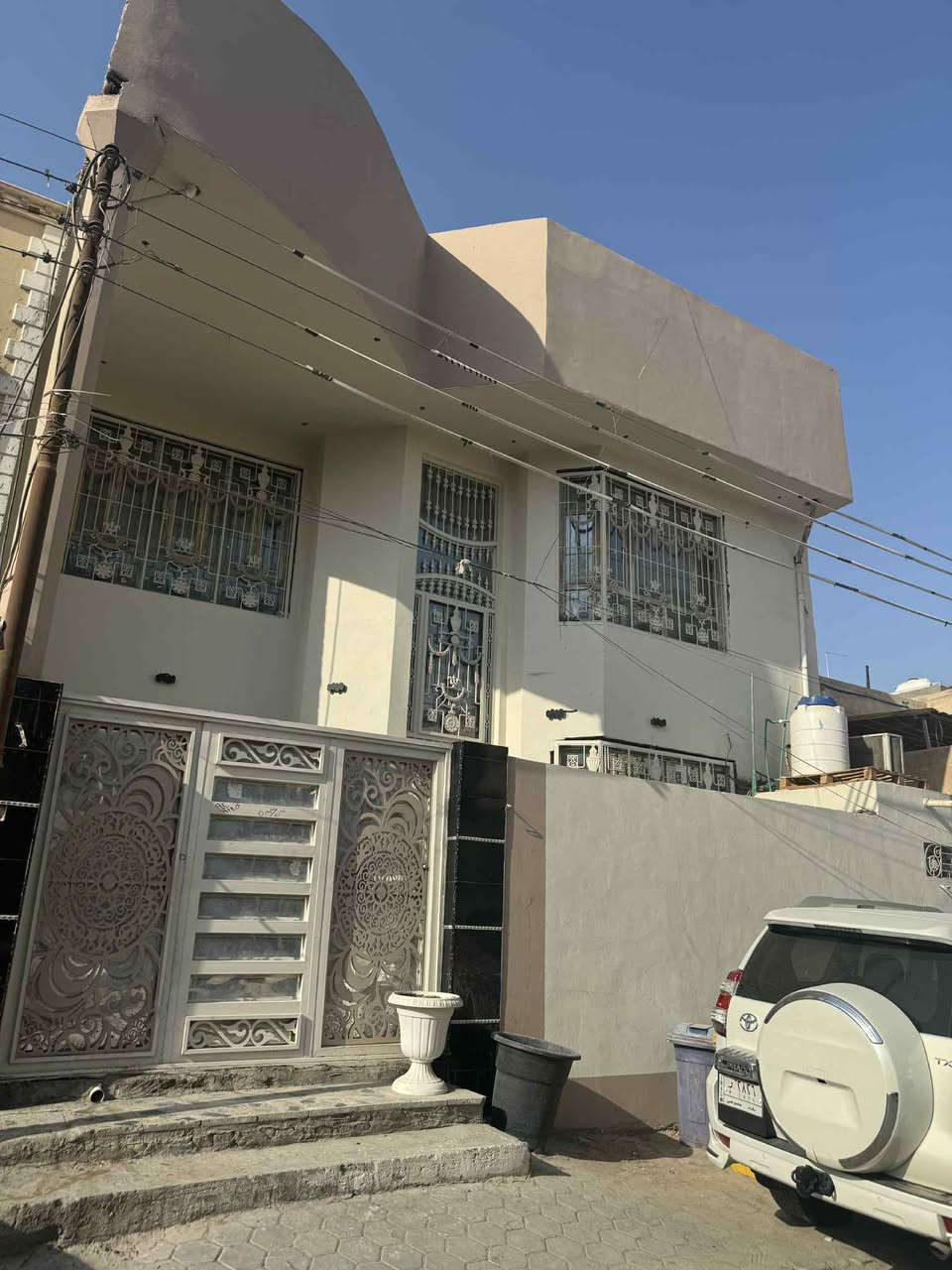 #للبيع_للبيع
#مساحة 200/م بناء درجة اولى بناء هندسي متعوب عليه فعلا
العنوان حي الجمعية ثالث فرع عن مستشفى النجف الأشرف التعليمي (الأماني) منطقة المهندسين 
#طابق_الأرضي
غرفتين منام + صاله + مطبخ + إستقبال + صحيات داخلية وخارجية + مكشوفة
#طابق_الأول
غرف نوم عدد 4 + صحيات
بناء حديث مثل موضح بالصور 
كل هذا وبسعر 450/مليون مع المجال للشراي ويدلل
للتواصل والاستفسار الاتصال 
على الرقم/***********
أبو عباس الخزعلي
