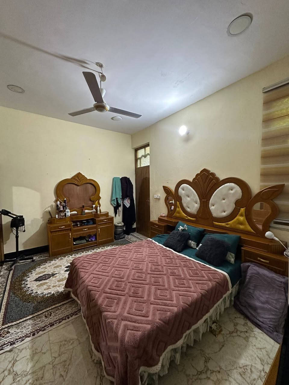 السلام عليكم بيت للبيع المساحة120ركن طابو صرف حر تحويل مباشر العنوان ميسان العرضات شارع 20 
بيت يحتوي على طابقين الطابق الاول يحتوي على ساحة +استقبال+صالة مفتوحة على المطبخ حار بارد +غرفة نوم+صحيات عدد2
الطابق الثاتي مكون من مشتملات ثنين كل مشتمل 60متر الستفسار اكثر الاتصال على الرقم***********
