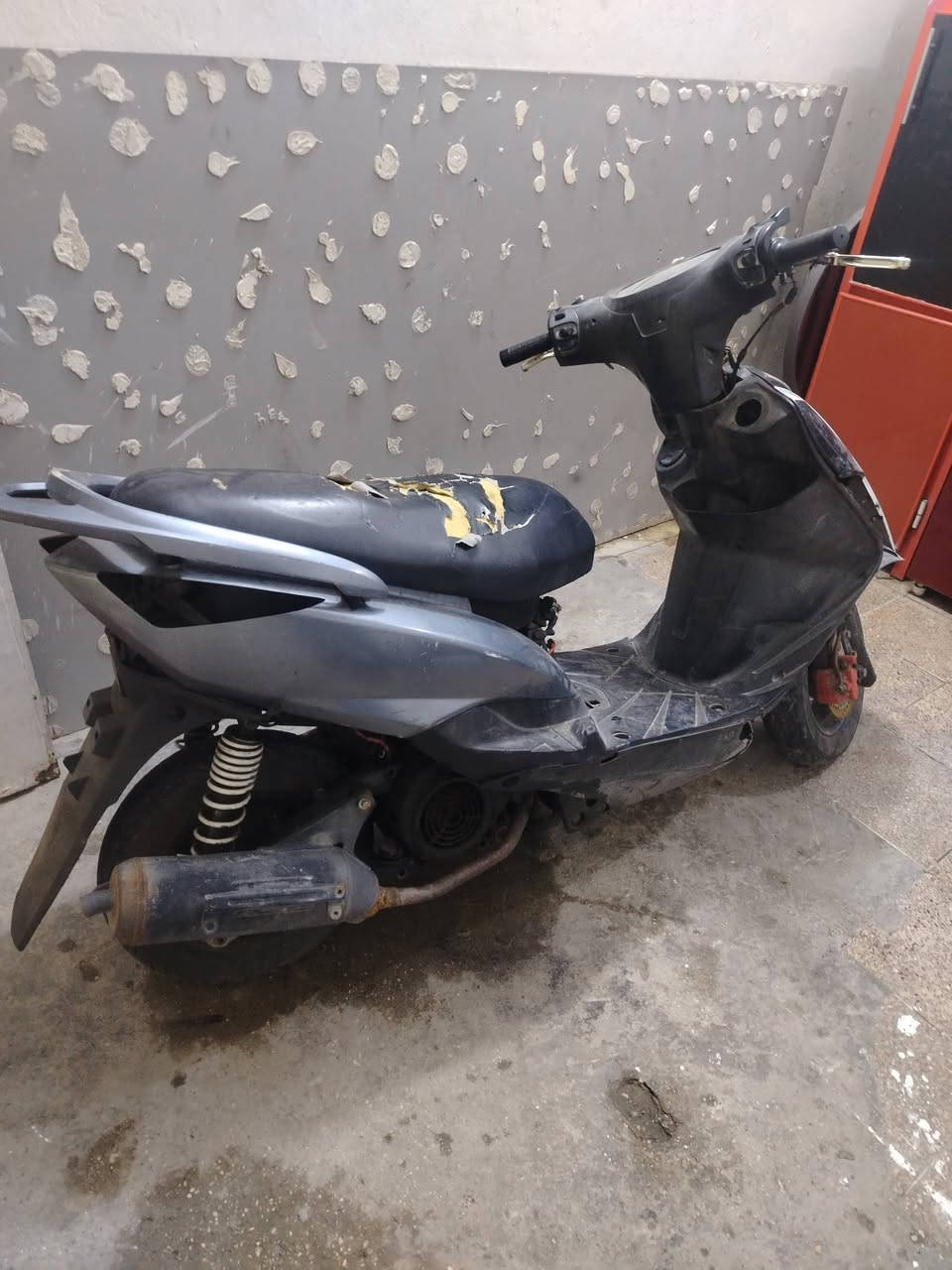 سلام عليكم 
دراجه ماكس ثعلب  
الدراجه شغاله  نقصهه كتف شحن 
تجي اشغلهه الك محركهه مابي شي 
لا تبخير ولا دخان ناعم الدراجه تاخذهه تريد تروح وتجي بيهه او تريدهه مال لعب 
عنواني بغداد مدينه الصدر  رايدهه ١٥٠ كوم حديد  بس اشغلهه الك كدام عينك 
رقمي *********** واتساب موجود
