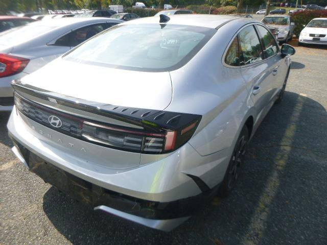 للبيع: هيونداي سوناتا 2025 –  وارد امريكي بدون
حادث  بدون اي ايرباك شرط  السياره مكفوله من كلشي حته الدعاميت شرط بلا صبغ 
اللون: فيراني 
المواصفات:
•          عداد 9 الف فقط 
 • محرك 4 سلندر سعة 2.5 لتر
 
 • گير تعليك أوتوماتيك 8 سرعات
 • نظام دفع أمامي (FWD)
 • بنزين – اقتصادي في الوقود
التجهيزات الخارجية:
 • جنوط ألمنيوم
 • مصابيح LED أمامية وخلفية
 • إضاءة نهارية LED
الداخلية والراحة:
 • مقاعد قماش بحالة ممتازة لون كريمي 
 • مقعد السائق تعديل كهربائي
 • شاشة عدادات رقمية
 • شاشة لمس وسطية كبيرة
 • Apple CarPlay & Android Auto
 • تكييف أوتوماتيك
 • تشغيل بصمة وزر
 • دخول ذكي بدون مفتاح
أنظمة السلامة:
 • ABS مانع انغلاق المكابح
 • نظام الثبات الإلكتروني
 • مساعد الحفاظ على المسار
 • تحذير التصادم الأمامي
 • نظام النقطة العمياء
 • كاميرا خلفية
 • وسائد هوائية متعددة
الحالة: ممتازة
السيارة نظيفة وجاهزة للاستخدام رقم كاتى
السعر: اتصل 💵 وبيها مجال بسيط 
للاستفسار: *********** او واتس اب  اتصال 📞
