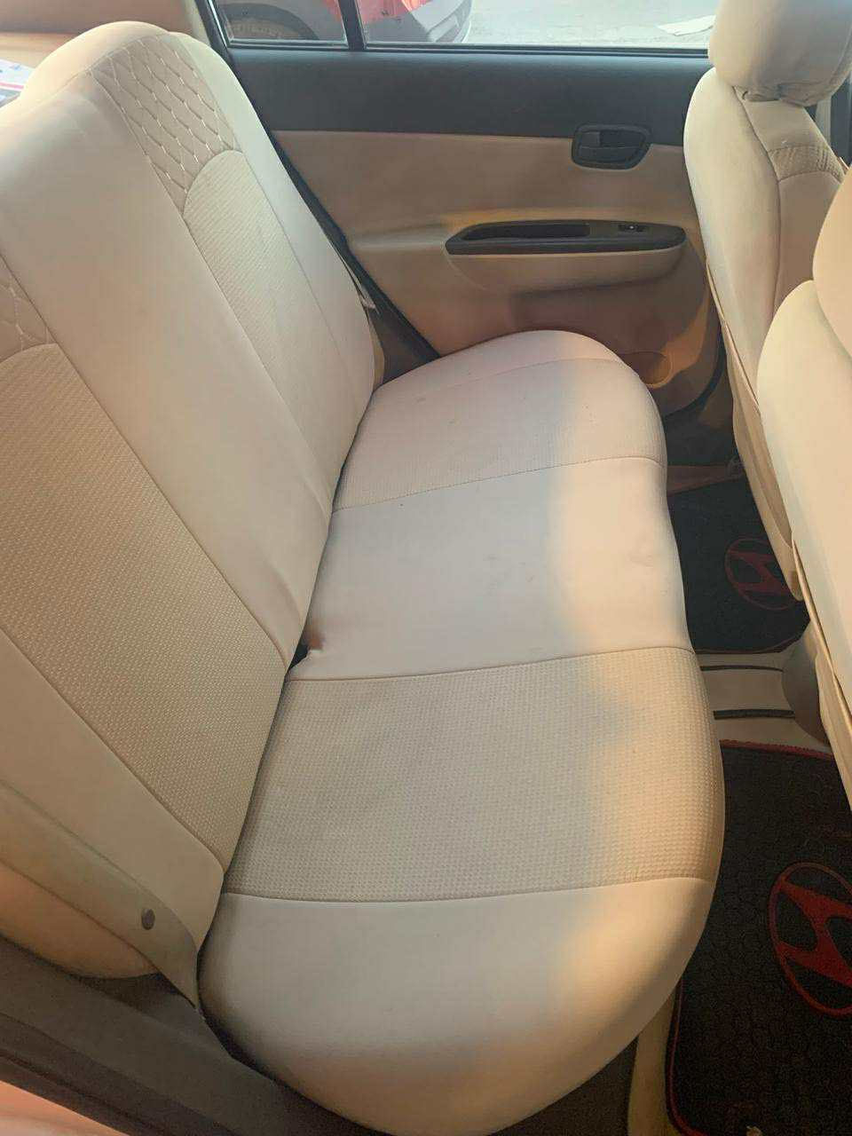 هونداي اكسنت موديل ٢٠٠١١
السياره جاهزة بدون نواقص /ماشية ١٠٥
و بيها مكانين بارد فقط 
و الدعاميات محتاجة صبغ بيها بعض الشخوط 
محرك ١٦٠٠
السعر ٩٥ 
***********
