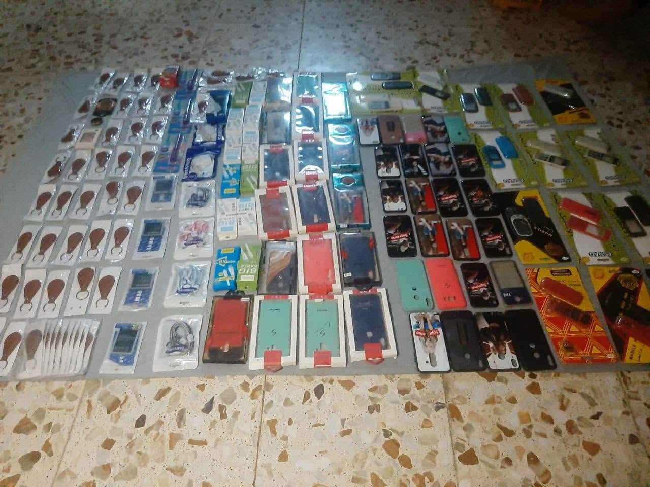 كفرات موبايل مع اكسسوارات
مع اكثر من 400 لزكة مختلف الموبايلات  للبيع وباسعار مناسبة
***********
***********
