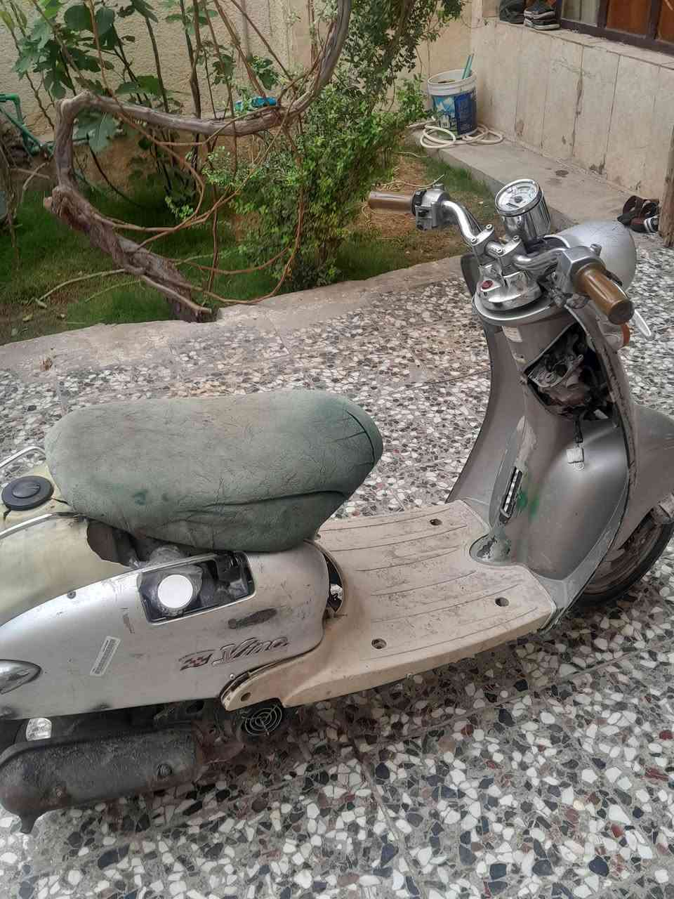 دراجة عبد الحليم فحل 
السعر ٢٠٠ ألف 
***********
مكان بغداد
