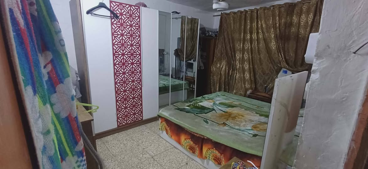 السلام عليكم بيت مساحة ١٤٤ متر طابو صرف سند مستقل الواجهة ٩ متر بناء طابق ونصف 
٣غرف نوم 
هول
مدخل
مطبخ
حولي درج
صحيات في الطابق الارضي والطابق الثاني 
محل 
البيت يصلح للسكن او للاستثمار بعد اجراء تعديلات بسيطة 
المنطقة كاملة كافة الخدمات مجاري وتبليط وكهرباء وماء وانترنت
العنوان الزعفرانية محلة ٩٧٠ دور الشرطة قرب سدة الجنابيين ثاني بيت عن الشارع العام
السعر مناسب
اي استفسار *********** يوجد واتس اب وماسنجر

