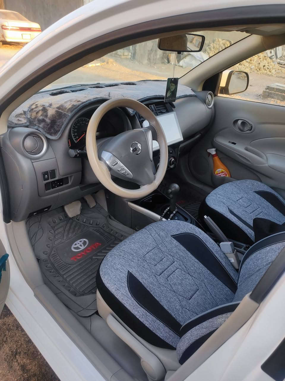 نيسان سني مديل 24 هندي بليته زركه السياره جديده ع وضع الشركه  فول مواصفات كفاله عده بارد اقل الشبر بلمدكر الامامي 
ويل كب 
تبريد خلفي 
جام 4 كهربائي 
4 سماعات
شاشه +كامره 
دوشمه ارضيه 
دوشمه كشنات 
السعر 129 وبيها مجال
رقمي ***********
وتساب *********** مكاني بصره
