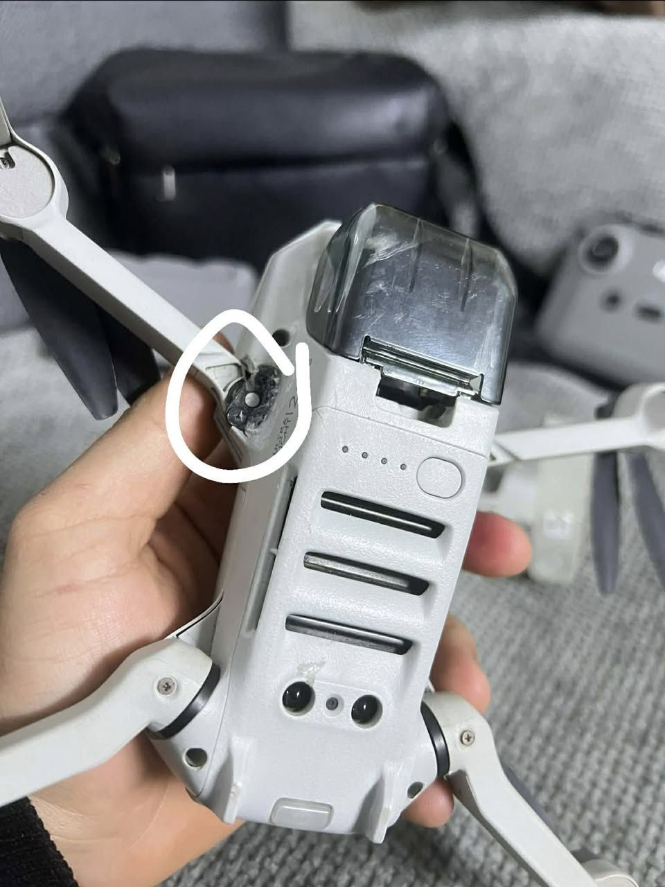 طائرة DJI Mini 2 كومبو
3 بطاريات، مع وجود كسر في إحدى أرجلها كما هو موضح في الصورة
باقي أجزاء الطائرة بحالة ممتازة
لا توجد مشاكل في الفرامل
السعر 550 ألف
التوصيل متاح فقط في أربيل


**إذا كنت صاحب هذا الإعلان وتريد حذفه لأي سبب، رجاءا أرسل رسالة إلى الدعم الفني**