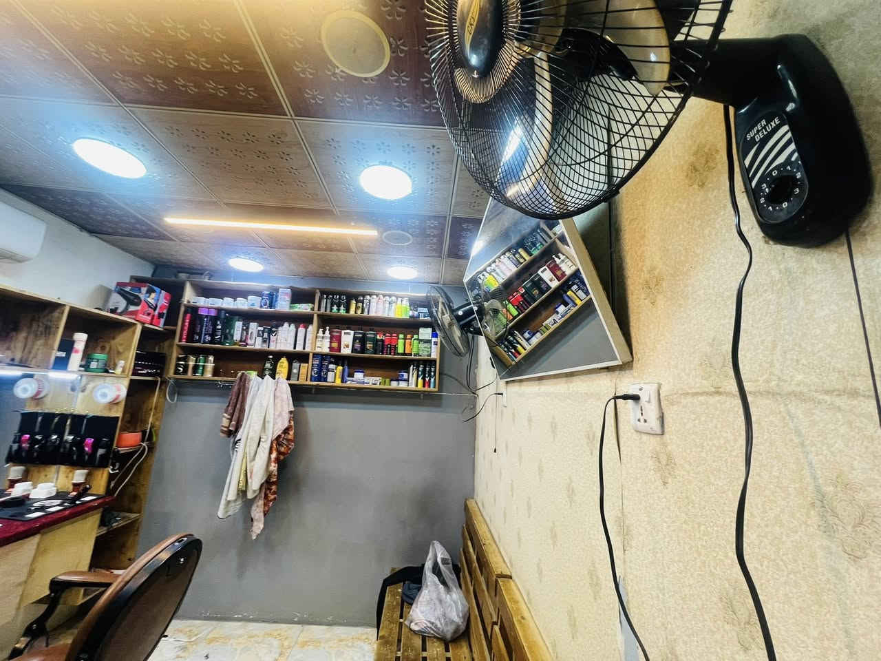 سلام عليكم ديكور محل حلاقة كامل ديكور خشب تصنيع يدوي مع مرايات و قنفات وكرسي حلاقة ملكي ورفوف ومغسلة كاملة مرمر 
اكثر تفاصيل علق واني ادخلك خاص


**إذا كنت صاحب هذا الإعلان وتريد حذفه لأي سبب، رجاءا أرسل رسالة إلى الدعم الفني**