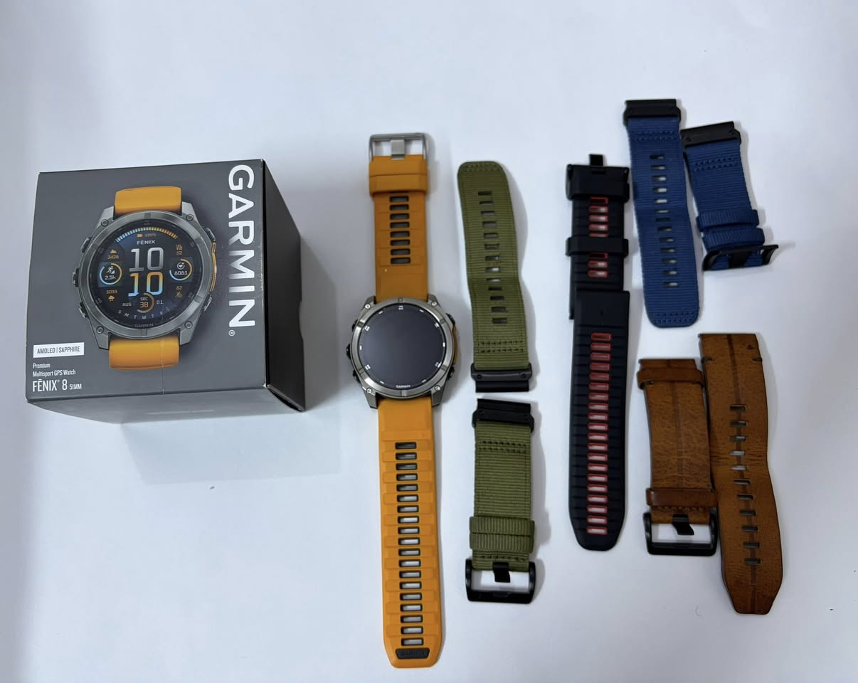 ⌚ ساعة Garmin Fenix 8 (51mm AMOLED Sapphire)
ساعة رياضية احترافية من Garmin

💰 السعر النهائي: 1,600,000 دينار عراقي شراء من الخارج تدعم العربي 

❌ السعر نهائي مع أساور كارمن 

المواصفات الكاملة:

📱 شاشة AMOLED قياس 51 إنش

✔️ دقة عالية وألوان واضحة جداً

✔️ زجاج Sapphire مقاوم للخدش

🛡️ تصميم قوي:

✔️ إطار تيتانيوم فاخر

✔️ مقاومة للصدمات والظروف القاسية (مواصفات عسكرية) (Amazon￼)

🔋 بطارية جبارة:

✔️ تصل حتى 29 يوم استخدام عادي

✔️ تدوم لساعات طويلة مع GPS

📡 الملاحة والـ GPS:

✔️ GPS متعدد الأنظمة بدقة عالية

✔️ خرائط مدمجة بدون إنترنت

✔️ توجيه ذكي للمسارات والرحلات (Amazon￼)

🏃‍♂️ المميزات الرياضية:

✔️ يدعم جميع الرياضات (جري، سباحة، دراجات، جيم، غوص…) (Amazon￼)

✔️ VO2 Max + تحليل الأداء

✔️ حساب الجهد والتعافي

✔️ خطط تدريب ذكية

❤️ المراقبة الصحية:

✔️ قياس نبض القلب 24/7

✔️ قياس الأوكسجين بالدم

✔️ تتبع النوم والتوتر والطاقة

📞 الميزات الذكية:

✔️ إجراء واستقبال المكالمات من الساعة

✔️ مايك + سماعة مدمجة (Amazon￼)

✔️ إشعارات الهاتف

✔️ دفع إلكتروني Garmin Pay

✔️ تخزين وتشغيل الموسيقى

🔦 مزايا إضافية:

✔️ كشاف (Flashlight) مدمج قوي

✔️ مقاومة ماء حتى 40 متر (مناسبة للغوص) 

✔️ WiFi + Bluetooth + ANT+

━━━━━━━━━━━━━━━


**إذا كنت صاحب هذا الإعلان وتريد حذفه لأي سبب، رجاءا أرسل رسالة إلى الدعم الفني**