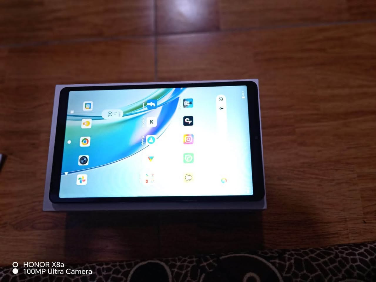 Honor Pad X7

*الشاشة والتصميم*
- *الحجم*: 8.7 إنش IPS LCD
- *الدقة*: 800x1340 بكسل، 179 بكسل/إنش
- *التردد*: 90Hz
- *السطوع*: 500 نيت عادي، يوصل 625 نيت HBM تحت الشمس
- *مميزات العين*: شهادة الضوء الأزرق المنخفض وخلو من الوميض
- *الأبعاد*: 211.8 × 124.8 × 7.99 ملم
- *الوزن*: 365 غرام
- *الخامات*: إطار وظهر ألمنيوم، الواجهة زجاج
- *اللون*: رمادي

*الأداء والنظام*
- *المعالج*: Snapdragon 680 ثماني النواة 6 نانومتر - 4×2.4GHz Kryo 265 Gold + 4×1.9GHz Kryo 265 Silver
- *معالج الرسوم*: Adreno 610
- *الرام*: 4GB
- *التخزين*: 128GB، يدعم كارت MicroSD
- *النظام*: Android 15 مع واجهة MagicOS 9

*البطارية والشحن*
- *السعة*: 7020mAh ليثيوم-إيون
- *الشحن*: 10 واط سلكي
- *ميزة إضافية*: يدعم الشحن العكسي للأجهزة الثانية

*الكاميرات*
- *الخلفية*: 8MP فتحة f/2.0، تصوير فيديو 1080p@30fps
- *الأمامية*: 5MP فتحة f/2.2، فيديو 1080p@30fps

*الصوت والاتصال*
- *السماعات*: سبيكرات ستيريو بتقنية Hi-Res
- *منفذ السماعة*: ما فيه 3.5 ملم
- *Wi-Fi*: 802.11 a/b/g/n/ac ثنائي النطاق
- *Bluetooth*: 5.0 مع A2DP و LE
- *USB*: Type-C 2.0 يدعم OTG
- *الشريحة*: ما يدعم SIM، واي فاي فقط

*مميزات ثانية*
- *الحساسات*: مقياس تسارع فقط
- *الحماية*: ما فيه بصمة، يفتح بالوجه Face Unlock
- *المتانة*: ظهر معدني، نجح بـ 42 اختبار موثوقية
- *الذكاء الاصطناعي*: يدعم Circle to Search و Google Gemini 8f57af8aebde
السعر ١٨٠وبي مجال حك الجيه


**إذا كنت صاحب هذا الإعلان وتريد حذفه لأي سبب، رجاءا أرسل رسالة إلى الدعم الفني**