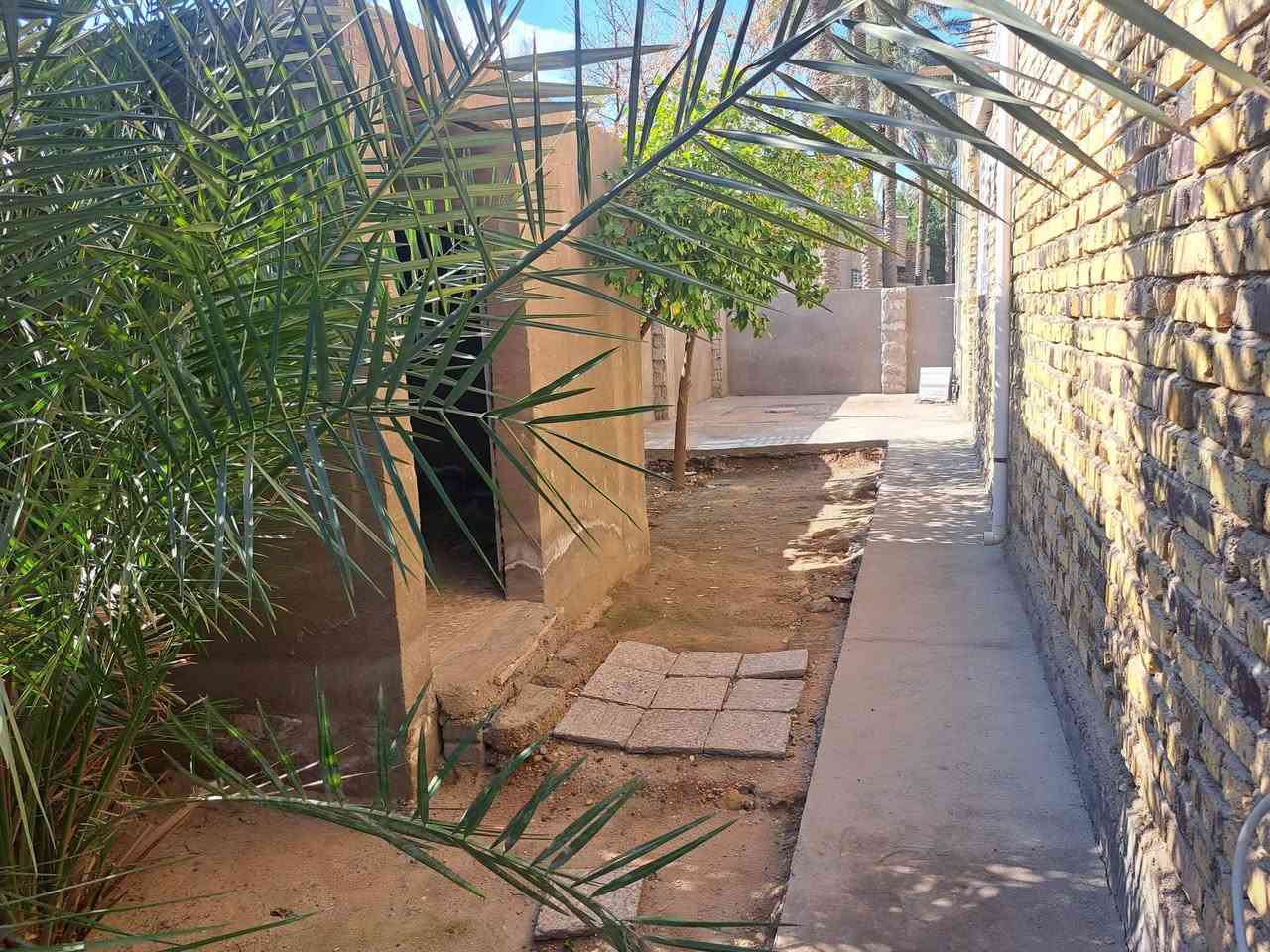 بيت للبيع او مراوس ويرهم اقساط حسب الاتفاق موقعه في عنانة بداية المنطقة ثالث بيت عن شارع  يتكون من غرفتين وصاله ومطبخ وهول ومجمع صحيات داخلي وخارجي مع حديقة مساحه ٣٥٠
