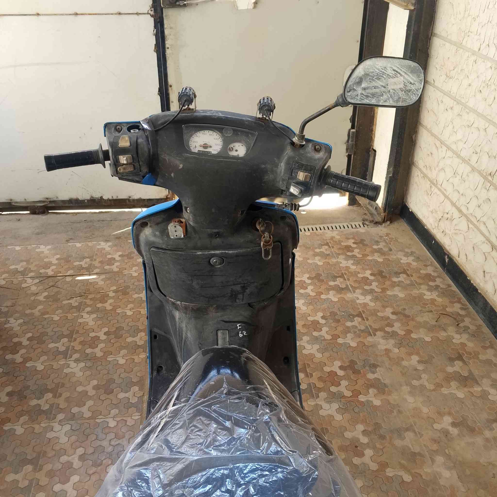 دراجه فراشه
تخم دبلات امامي خلفي 
تخم تايرات مع البنزات مع الواير البريك الخلفي 
هندر وسلف 
لايت عالي ناصي مع نشره حاليا ماشتغلن الباتري هابط 
تخم كلجات امامي خلفي مع القايش 
الكفرات البلاديه فقط الامامي بيه كسر 
السعر 285 وبيها مجال بسيط 
المكان البصره الصالحيه 
الرقم ***********
