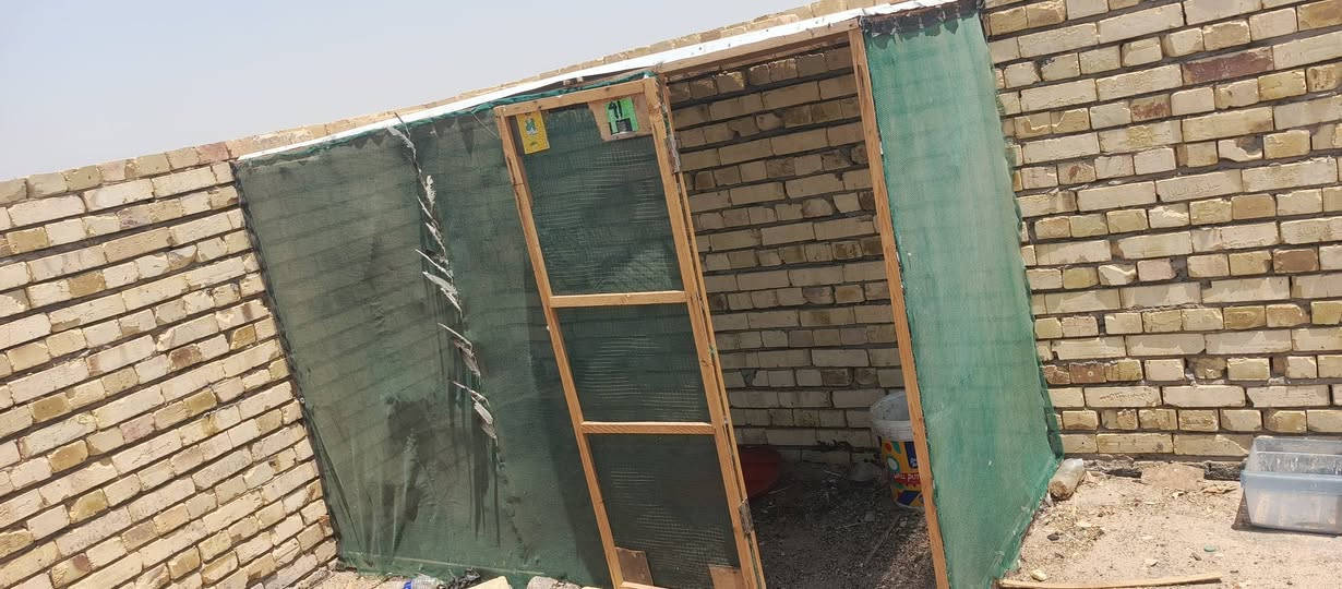 قفص ركني يعني واجهيه وصفحه باب كامل خشب قوي سقف جينكو طول 3متر عرض متر او متر وشويه سيم مغلون و تور الشمس *********** ذي قار سوق الشيوخ خنيطله ما عدي خاص
