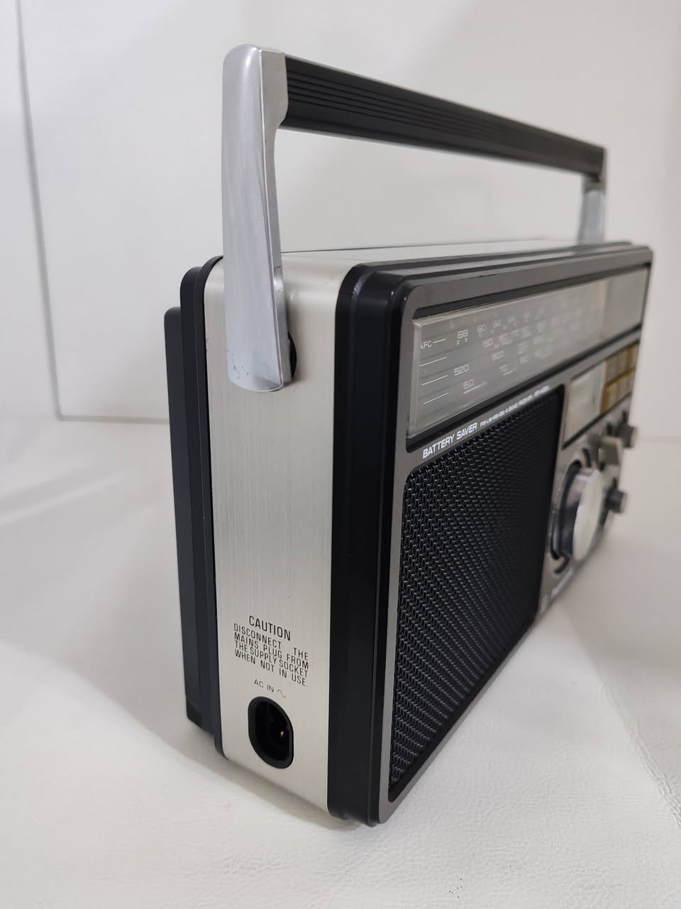 راديو باناسونيك انتاج اليابان شركة ناشنال
Panasonic  RF-1405LBE
انتاج شركة ماتسوشيتا الاصلي
انتاج سنة ١٩٨٠
نظافة ممتازة ٩٨٪
جهاز بلادي ممفتوح ولاتصليح على وضع الشركة
اربع موجات FM, MW, SW, LW
امكانية التحكم باقتصاد استهلاك القدرة
يعمل مباشر بالكهرباء و يعمل ب ٤ باتريات وسط
السعر  175  الف


**إذا كنت صاحب هذا الإعلان وتريد حذفه لأي سبب، رجاءا أرسل رسالة إلى الدعم الفني**