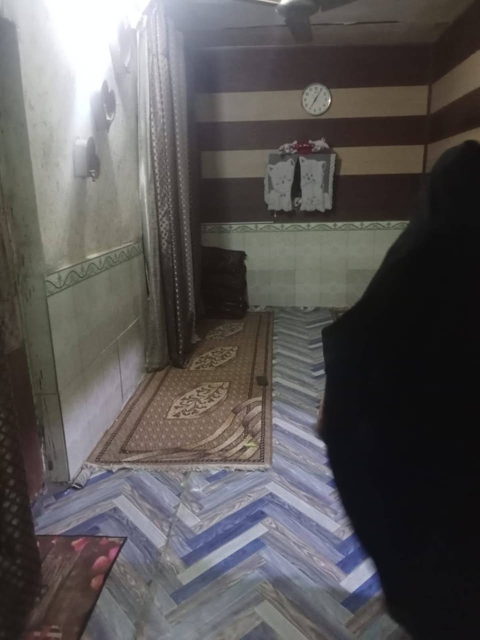 السلام عليكم..الموقع دوانيه التئميم الثانيه.نوع العقار طابو صرف
المساحه.200.ركن عله شارعين 
طابقين ...الطابق الارضي غرفتين وبراني وهول وستقبال ومطبغ..ومجمع صحيات خارجيه وداخليه
والطابق الثاني ..ثلاث غرف وهول..ومجمع صحيات. معزول عن الطابق الاول مشتمل.ه...الرقم ***********...***********....
