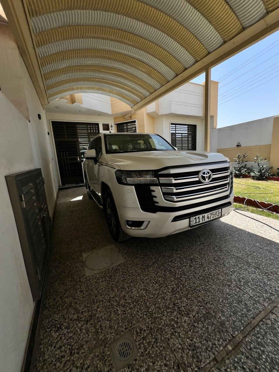 السلام عليكم للبيع لاندكروزر موديل 2022 ساز اصلي رقم بغداد ب اسمي شخصيا ماشي 48 الف حقيقي 

سيارة بيها بارد باب الصدر و مفتوح و بارد ب جاملغ خلفي فقط و سونار مرفق مع الصور باقي سيارة مكفولة من الفتح و الصبغ و التبديل و حتة الدعاميات مكفولة 

بصمة فتحة و كشنات جلد و كهرباء و تبريد  و مري قلاب و مري شفط و كامرة خلفية و 7 راكب و 3 قطع تبريد تشغيل عن بعد حساسات امامية و خلفية و تحكمات استيرن جهتين وشاحن واير ليس وباقي مواصفات المعروفة 

السيارة عليها تخم تاير دلوب اصلي جديد 

السعر 625 وبيها مجال 

مكان السيارة بغداد 

رقم الهاتف ***********
